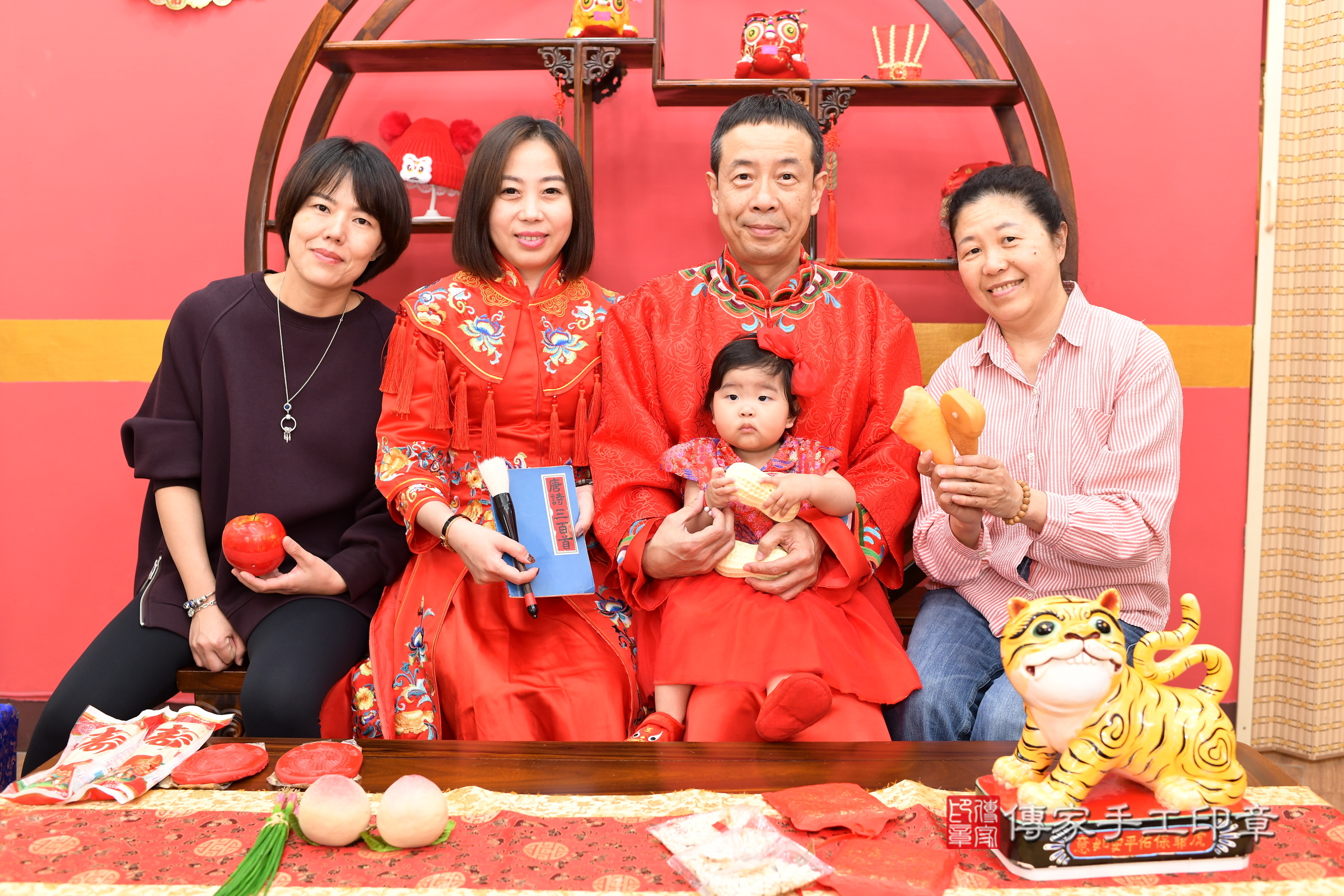 新北市永和區小璇寶寶抓周推薦：傳家新北店抓周度脺中國風會場，嬰兒古禮抓周流程儀式吉祥話、抓周道具物品24種、拍照。抓周證書。2025.3.2，照片13
