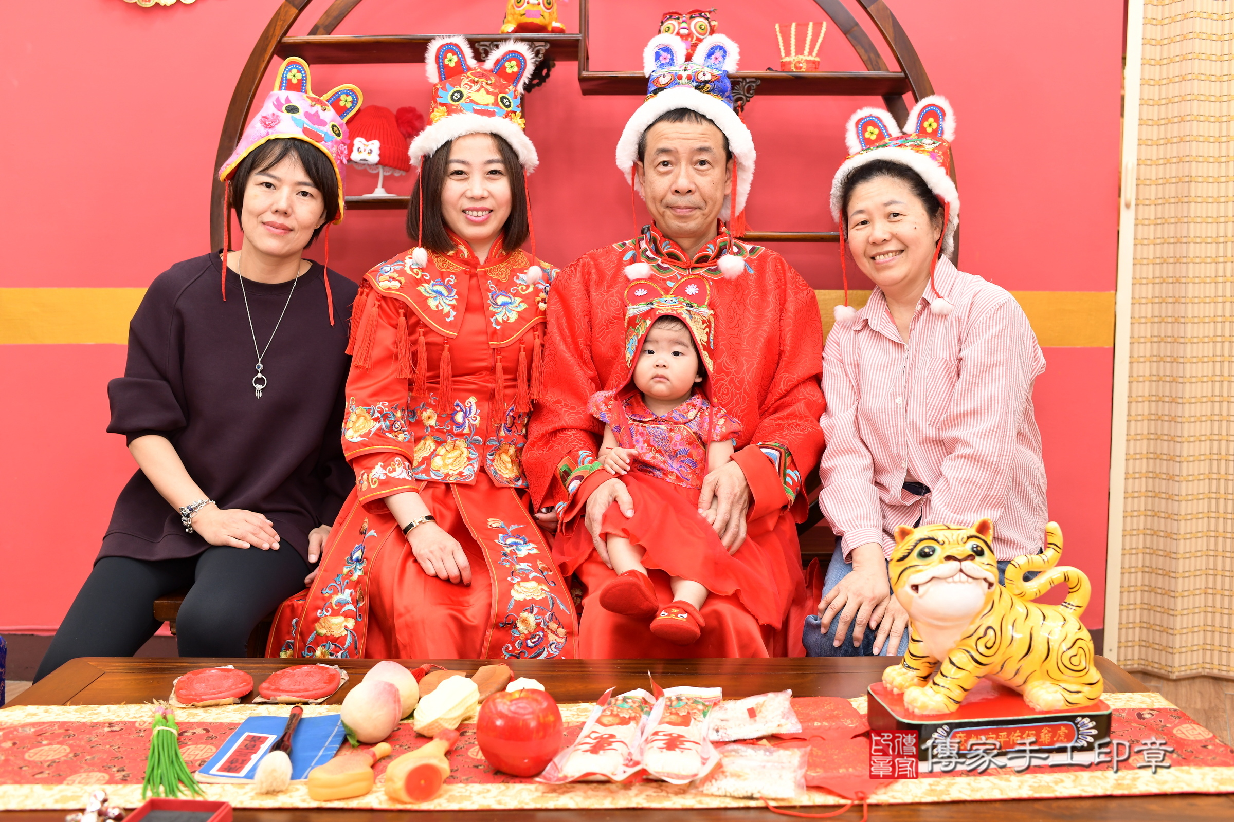 新北市永和區小璇寶寶抓周推薦：傳家新北店抓周度脺中國風會場，嬰兒古禮抓周流程儀式吉祥話、抓周道具物品24種、拍照。抓周證書。2025.3.2，照片18