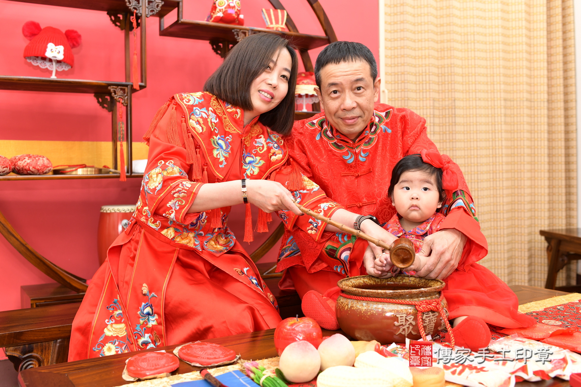 新北市永和區小璇寶寶抓周推薦：傳家新北店抓周度脺中國風會場，嬰兒古禮抓周流程儀式吉祥話、抓周道具物品24種、拍照。抓周證書。2025.3.2，照片11