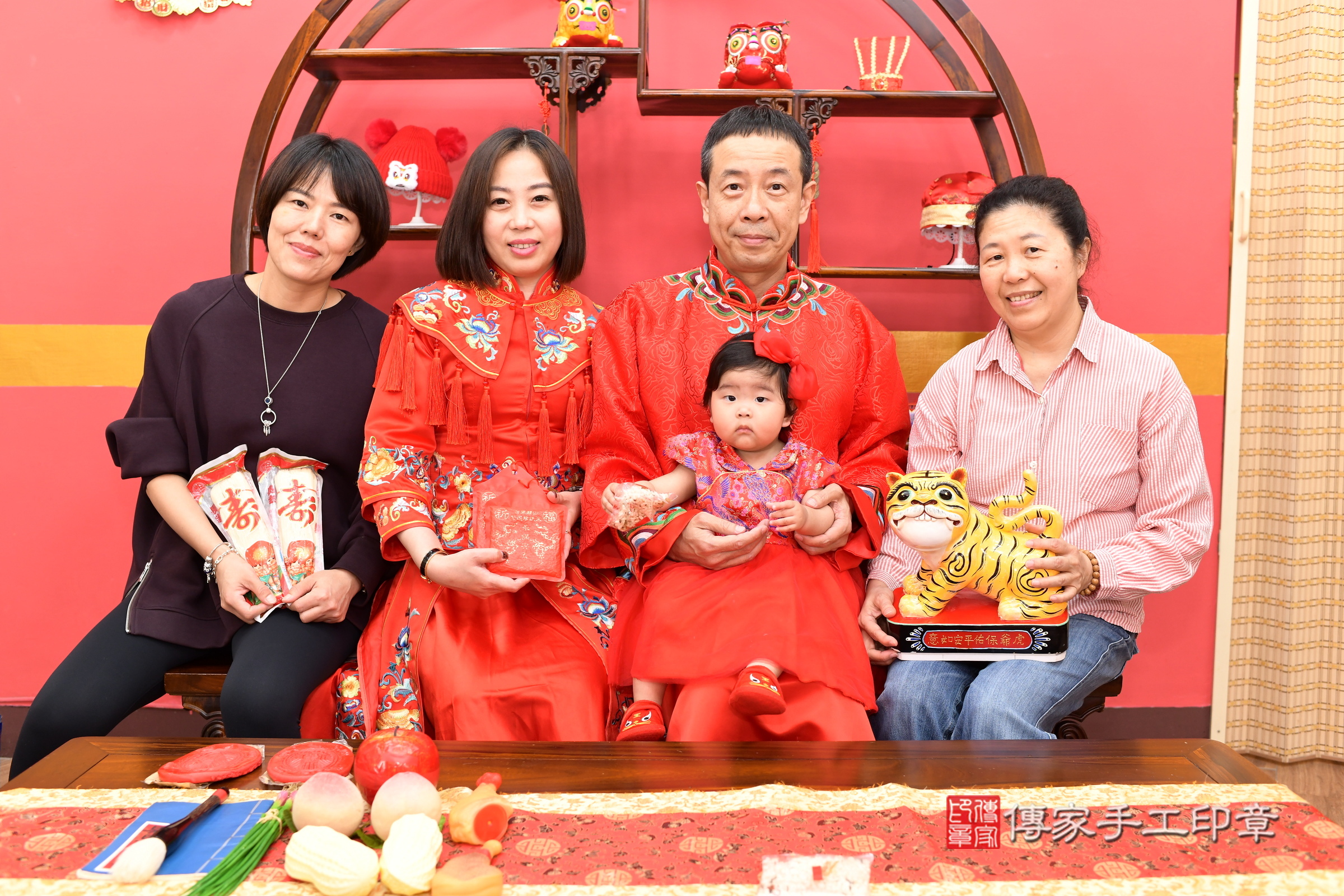 新北市永和區小璇寶寶抓周推薦：傳家新北店抓周度脺中國風會場，嬰兒古禮抓周流程儀式吉祥話、抓周道具物品24種、拍照。抓周證書。2025.3.2，照片12