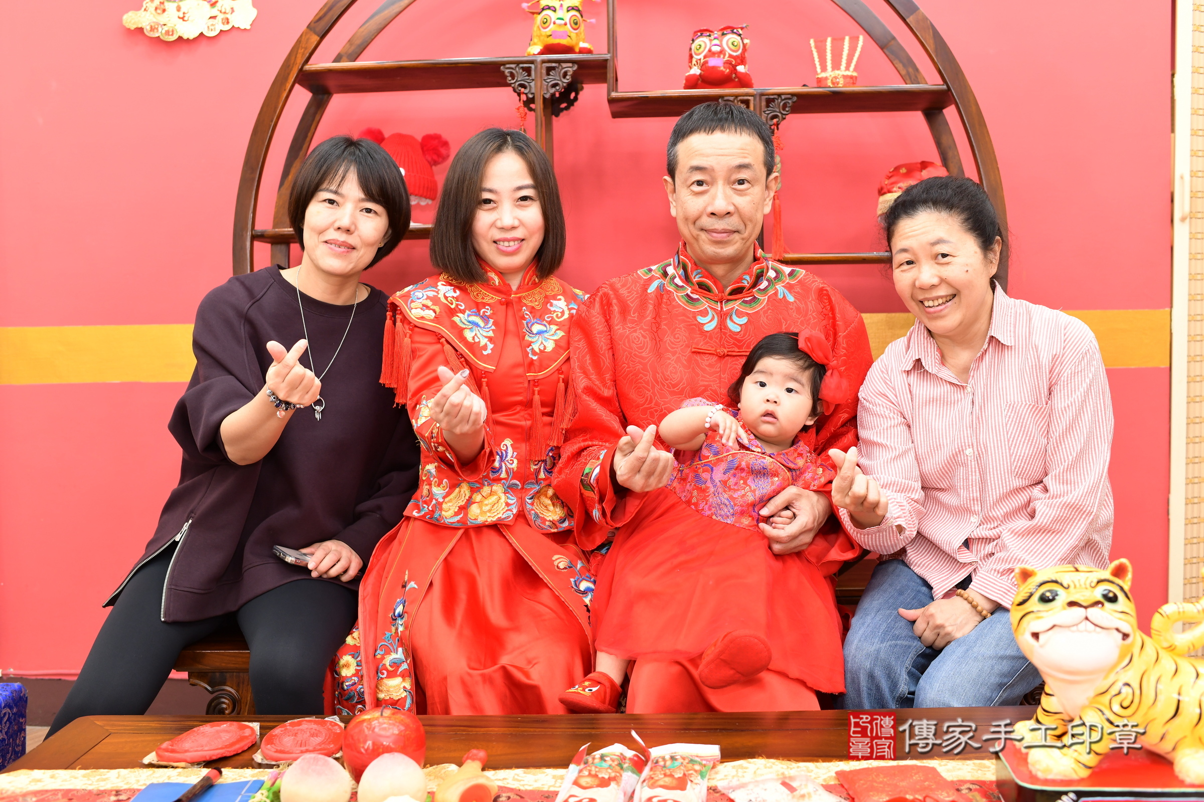 新北市永和區小璇寶寶抓周推薦：傳家新北店抓周度脺中國風會場，嬰兒古禮抓周流程儀式吉祥話、抓周道具物品24種、拍照。抓周證書。2025.3.2，照片17