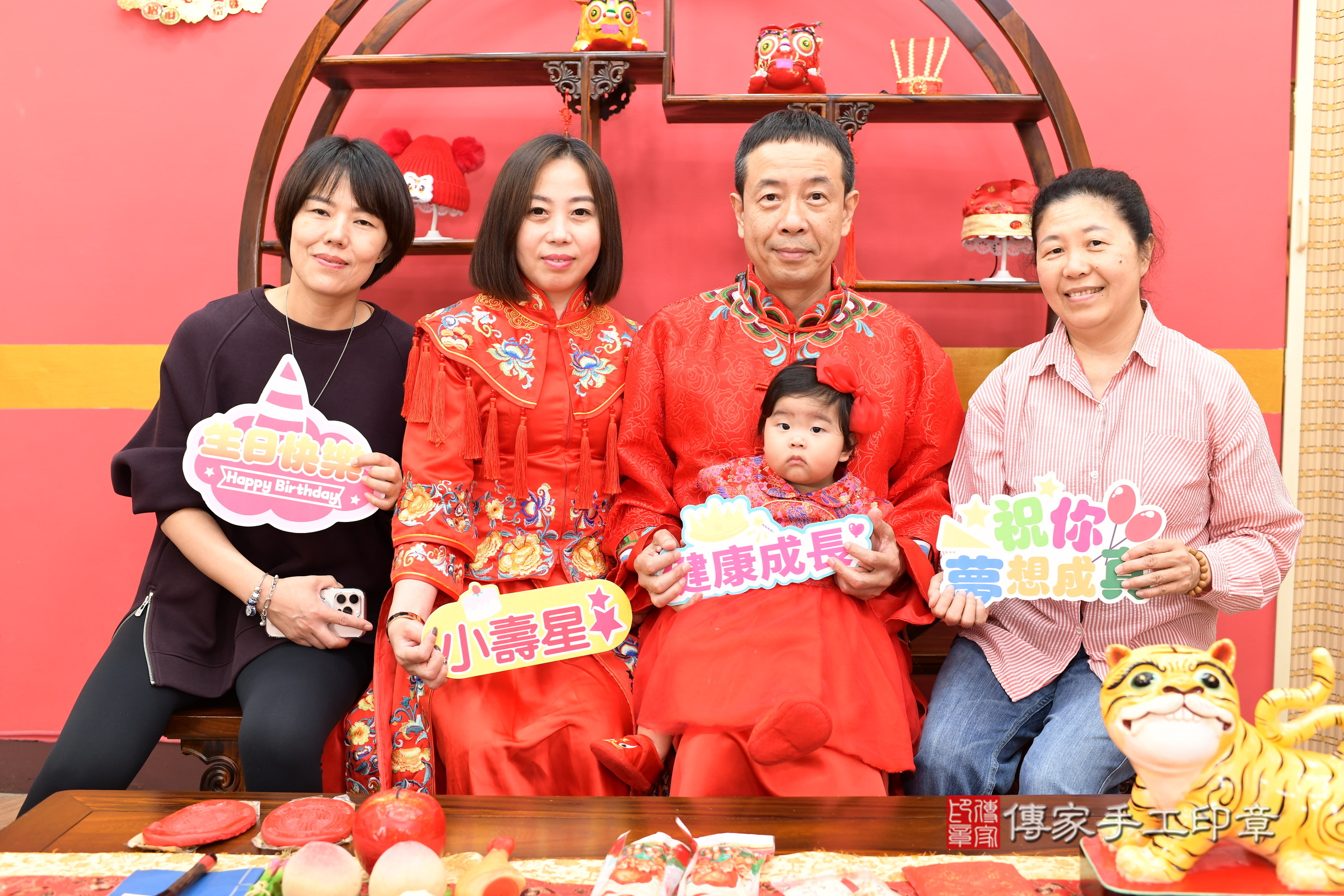 新北市永和區小璇寶寶抓周推薦：傳家新北店抓周度脺中國風會場，嬰兒古禮抓周流程儀式吉祥話、抓周道具物品24種、拍照。抓周證書。2025.3.2，照片19