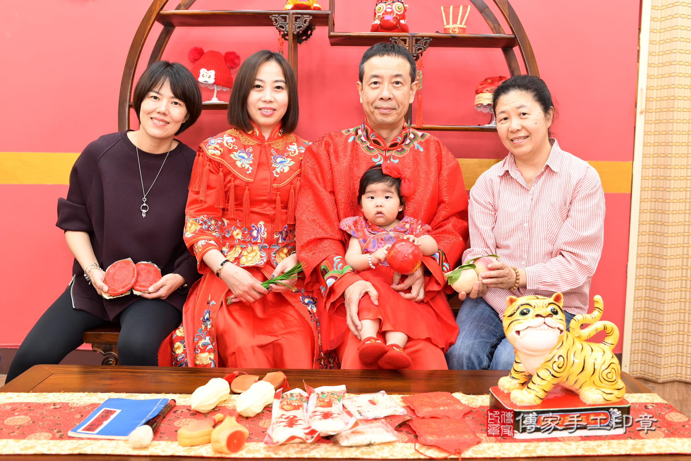 新北市永和區小璇寶寶抓周推薦：傳家新北店抓周度脺中國風會場，嬰兒古禮抓周流程儀式吉祥話、抓周道具物品24種、拍照。抓周證書。2025.3.2，照片14