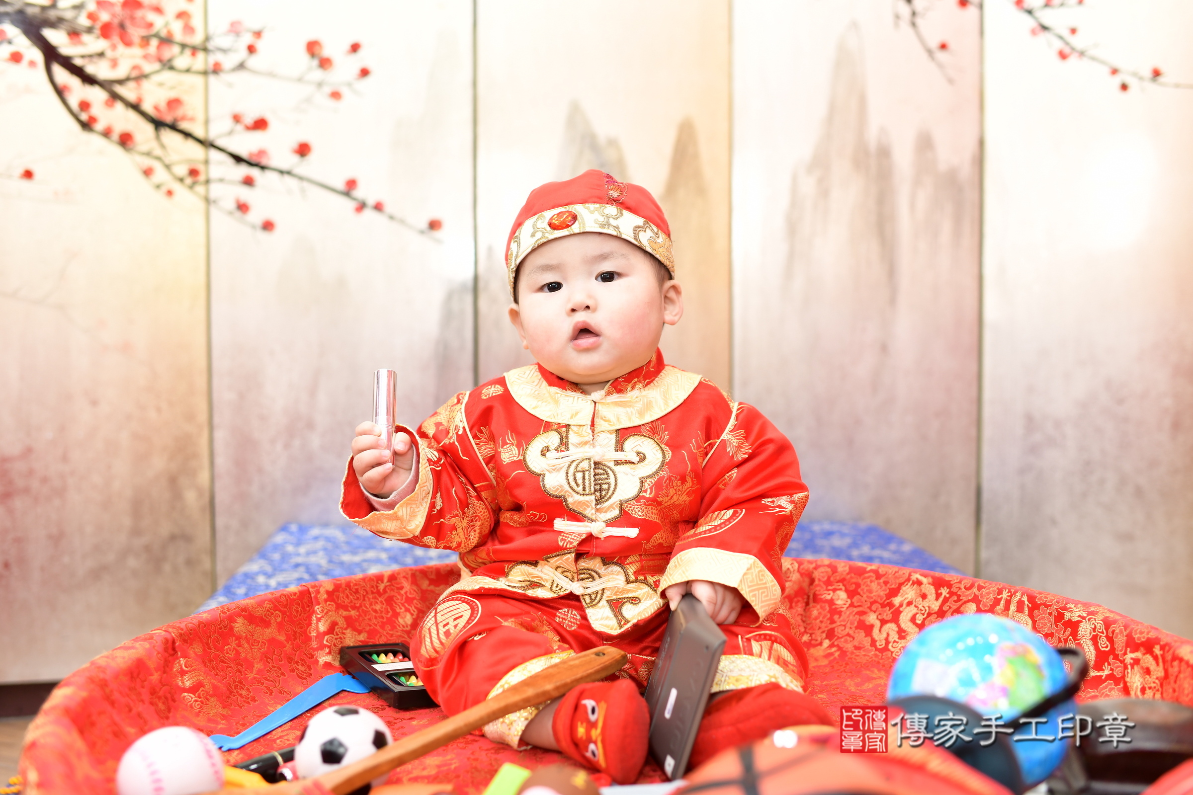 新北市永和區小洵寶寶抓周推薦：傳家新北店抓周度脺中國風會場，嬰兒古禮抓周流程儀式吉祥話、抓周道具物品24種、拍照。抓周證書。2025.3.4，照片4