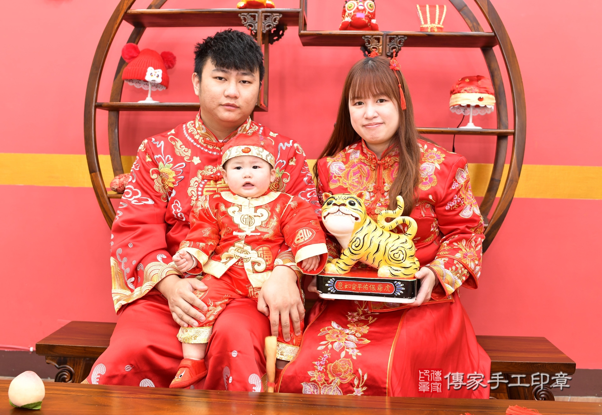 新北市永和區小洵寶寶抓周推薦：傳家新北店抓周度脺中國風會場，嬰兒古禮抓周流程儀式吉祥話、抓周道具物品24種、拍照。抓周證書。2025.3.4，照片10