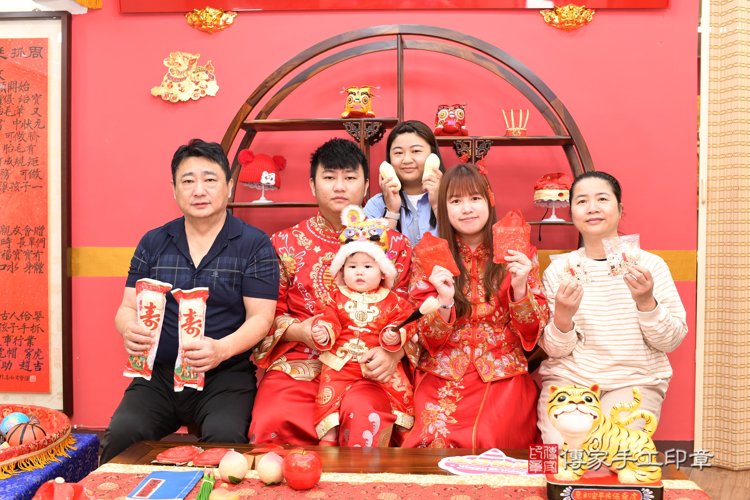 新北市永和區小洵寶寶抓周推薦：傳家新北店抓周度脺中國風會場，嬰兒古禮抓周流程儀式吉祥話、抓周道具物品24種、拍照。抓周證書。2025.3.4，照片16