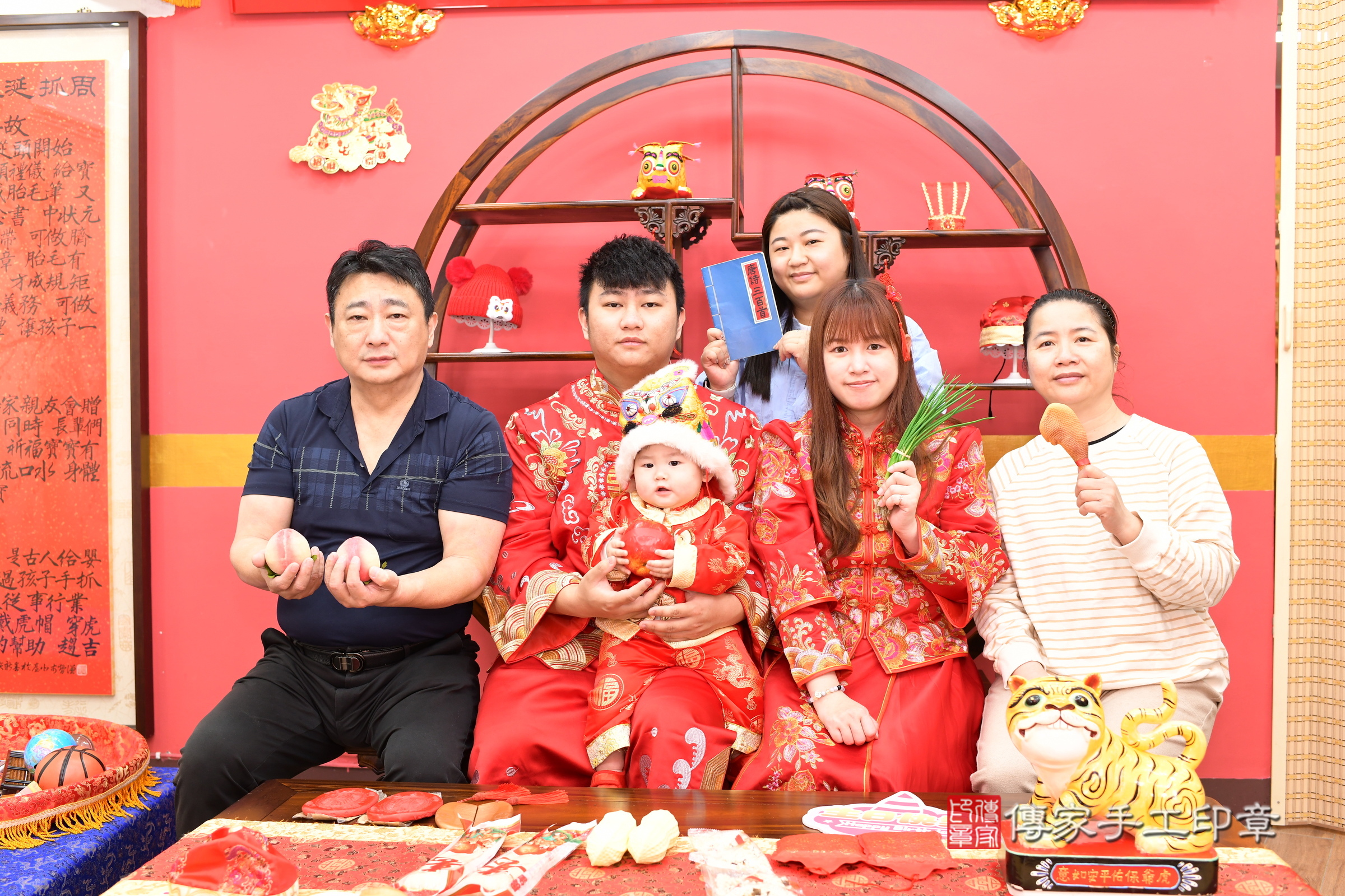 新北市永和區小洵寶寶抓周推薦：傳家新北店抓周度脺中國風會場，嬰兒古禮抓周流程儀式吉祥話、抓周道具物品24種、拍照。抓周證書。2025.3.4，照片17