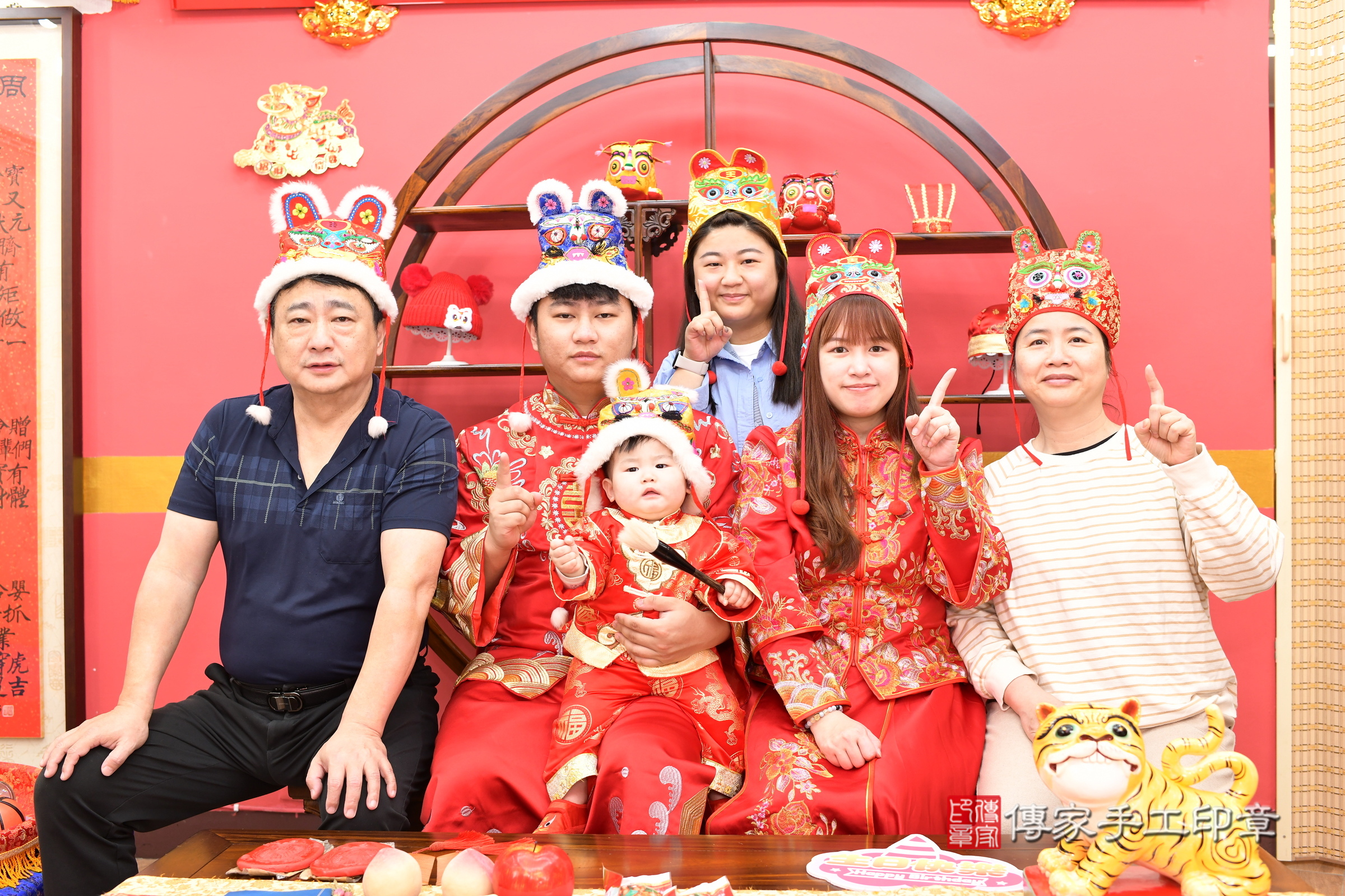 新北市永和區小洵寶寶抓周推薦：傳家新北店抓周度脺中國風會場，嬰兒古禮抓周流程儀式吉祥話、抓周道具物品24種、拍照。抓周證書。2025.3.4，照片19