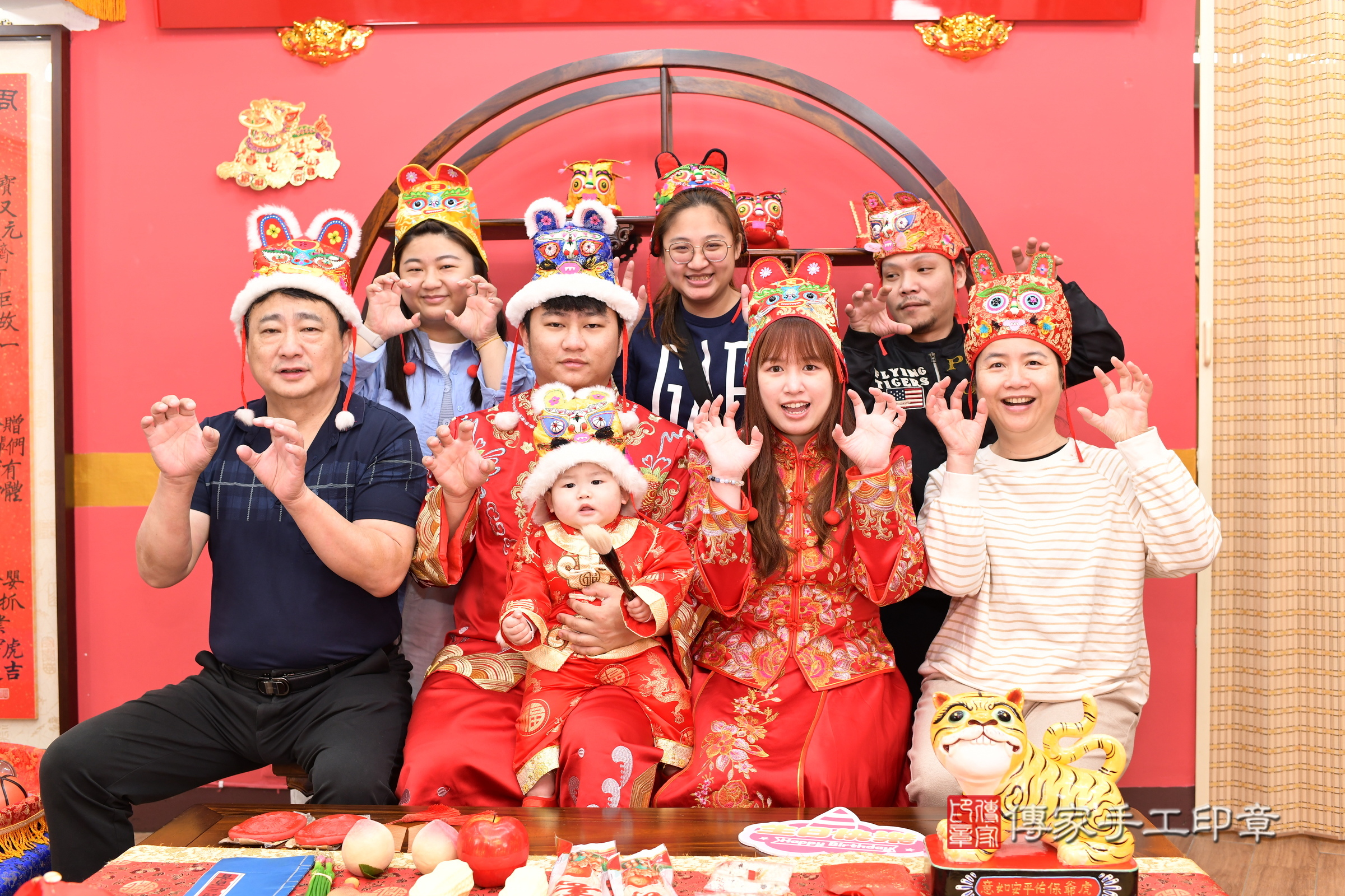 新北市永和區小洵寶寶抓周推薦：傳家新北店抓周度脺中國風會場，嬰兒古禮抓周流程儀式吉祥話、抓周道具物品24種、拍照。抓周證書。2025.3.4，照片20