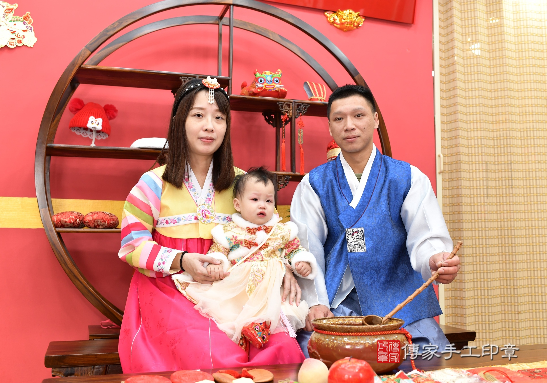 新北市永和區珊珊寶寶抓周推薦：傳家新北店抓周度脺中國風會場，嬰兒古禮抓周流程儀式吉祥話、抓周道具物品24種、拍照。抓周證書。2025.3.16，照片10