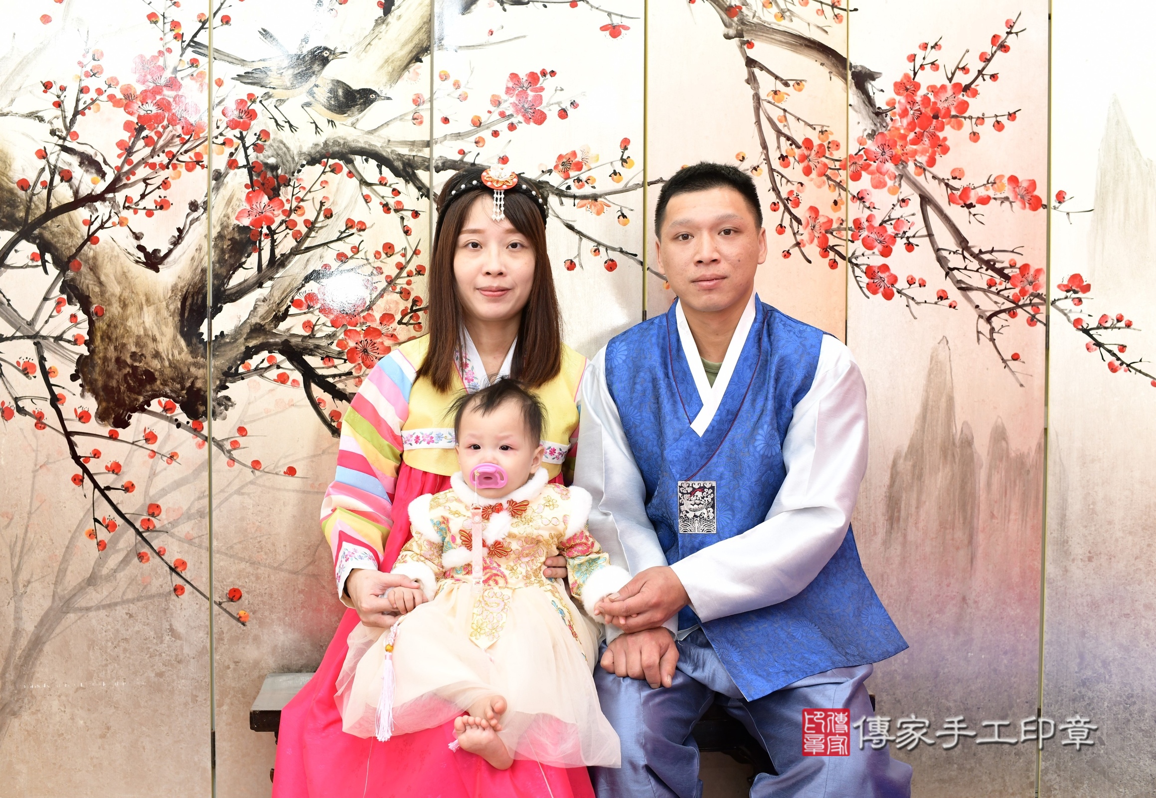 新北市永和區珊珊寶寶抓周推薦：傳家新北店抓周度脺中國風會場，嬰兒古禮抓周流程儀式吉祥話、抓周道具物品24種、拍照。抓周證書。2025.3.16，照片14