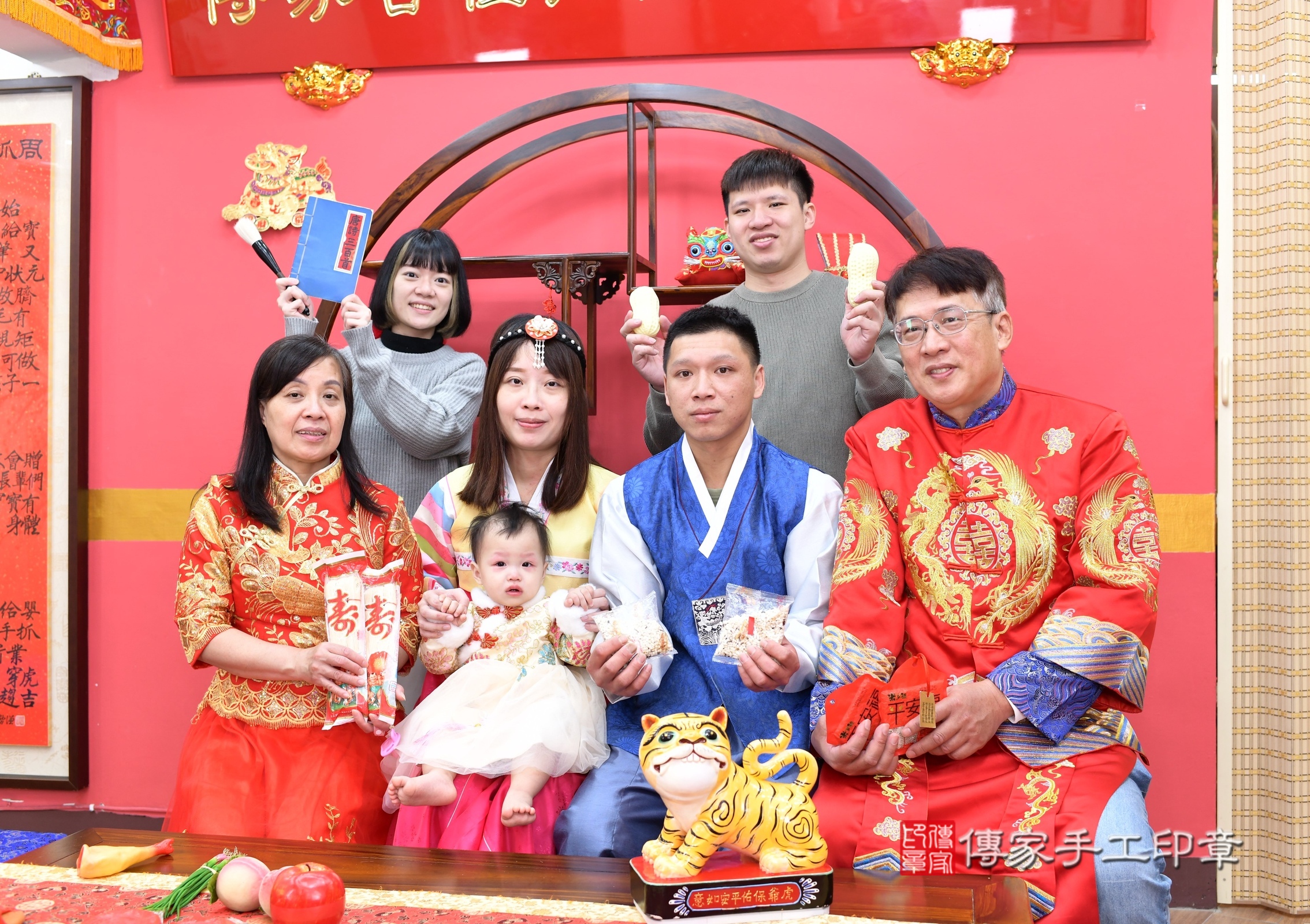 新北市永和區珊珊寶寶抓周推薦：傳家新北店抓周度脺中國風會場，嬰兒古禮抓周流程儀式吉祥話、抓周道具物品24種、拍照。抓周證書。2025.3.16，照片12