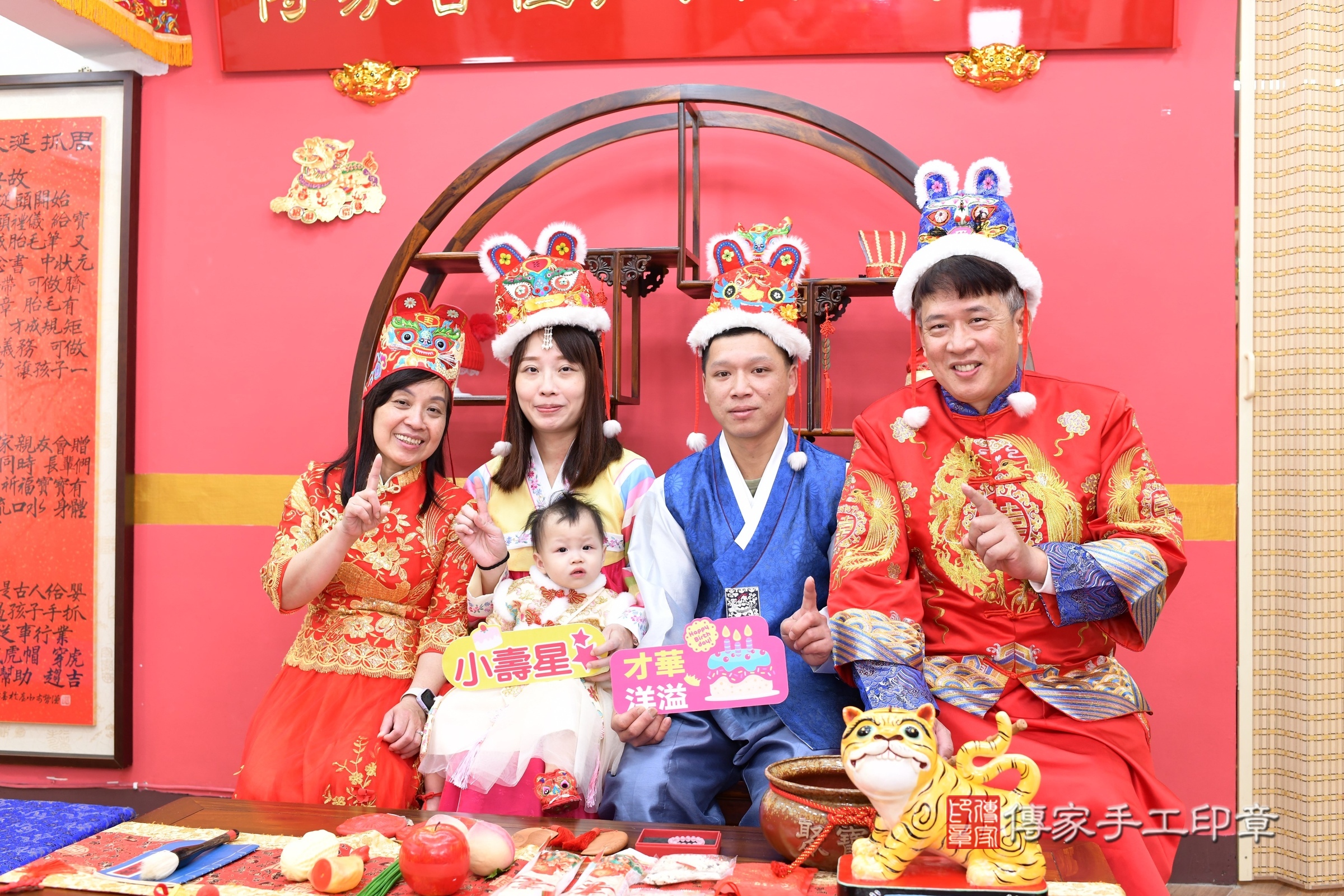 新北市永和區珊珊寶寶抓周推薦：傳家新北店抓周度脺中國風會場，嬰兒古禮抓周流程儀式吉祥話、抓周道具物品24種、拍照。抓周證書。2025.3.16，照片2