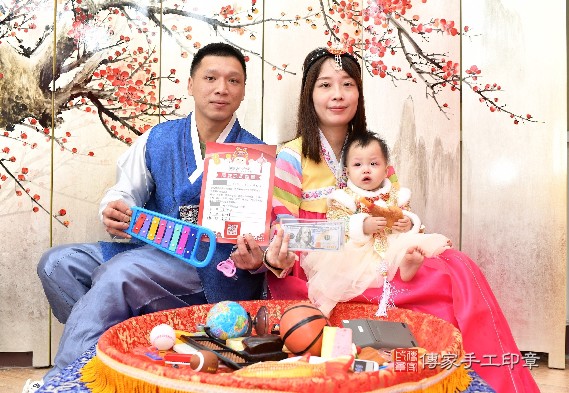 新北市永和區珊珊寶寶抓周推薦：傳家新北店抓周度脺中國風會場，嬰兒古禮抓周流程儀式吉祥話、抓周道具物品24種、拍照。抓周證書。2025.3.16，照片13