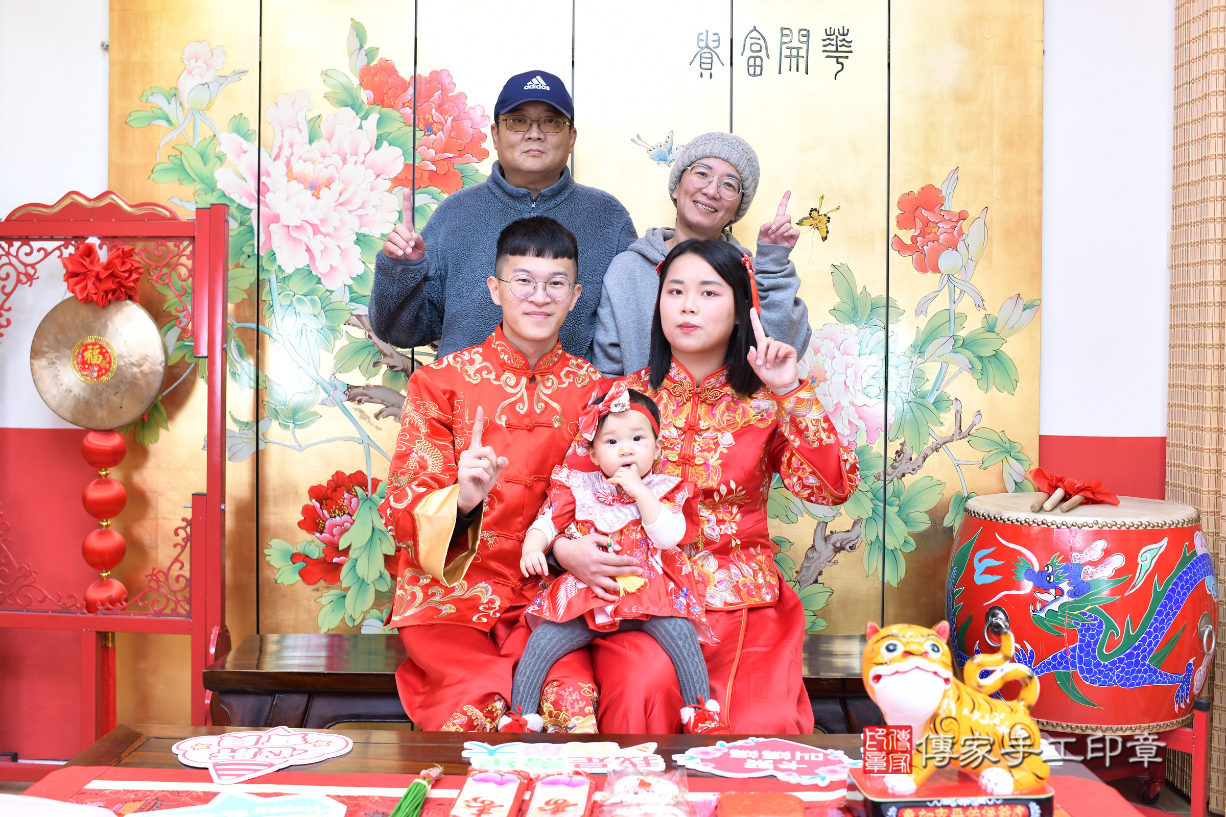 台北市大同區潼潼寶寶抓周推薦：傳家台北店抓周度脺中國風會場，嬰兒古禮抓周流程儀式吉祥話、抓周道具物品24種、拍照。抓周證書。2025.3.7，照片20