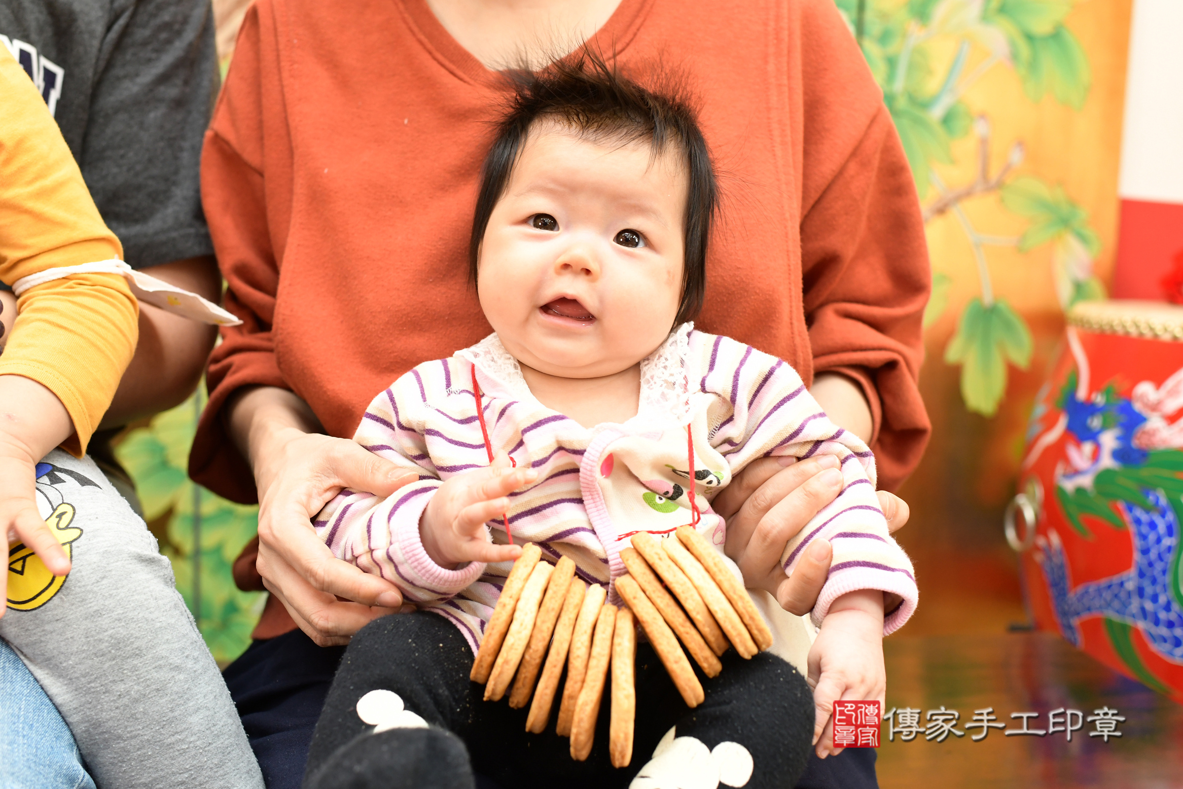 台北市大同區婷婷寶寶收涎推薦：傳家台北店收涎中國風會場，嬰兒古禮收涎收口水流程儀式、收涎吉祥話、收涎餅乾、收涎拍照。收涎證書。2025.3.10，照片10