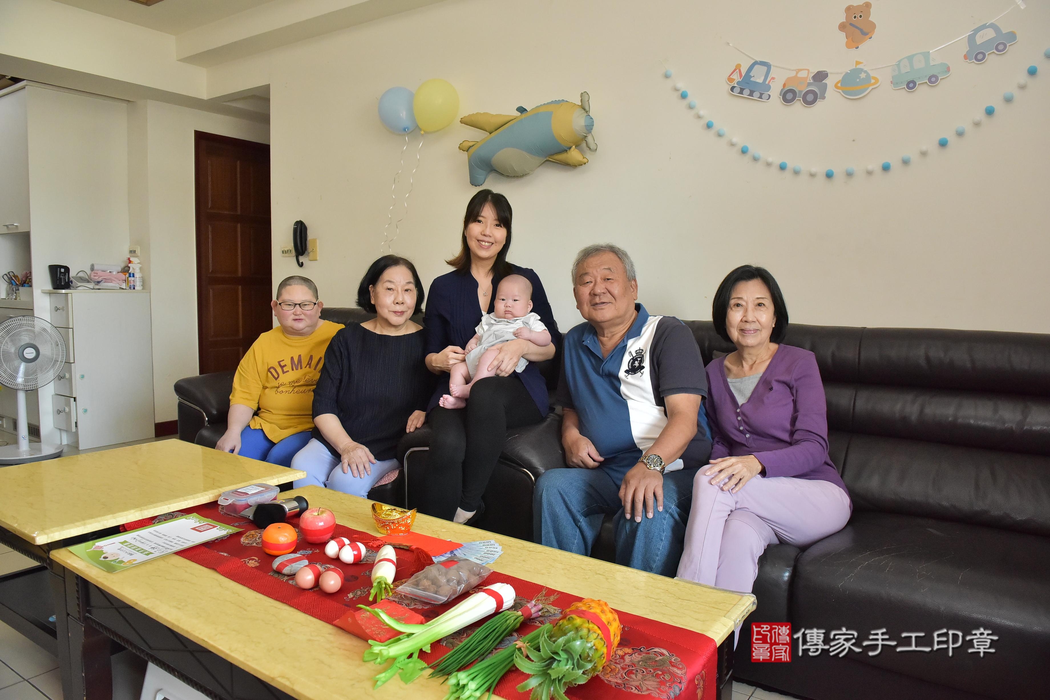 傳家手工印章高雄店、抓周、度脺、中國風會場、傳家嬰兒古禮、吉祥話、抓周道具物品24種、拍照。抓周證書。寶寶抓周、滿周歲、生日快樂、祝福