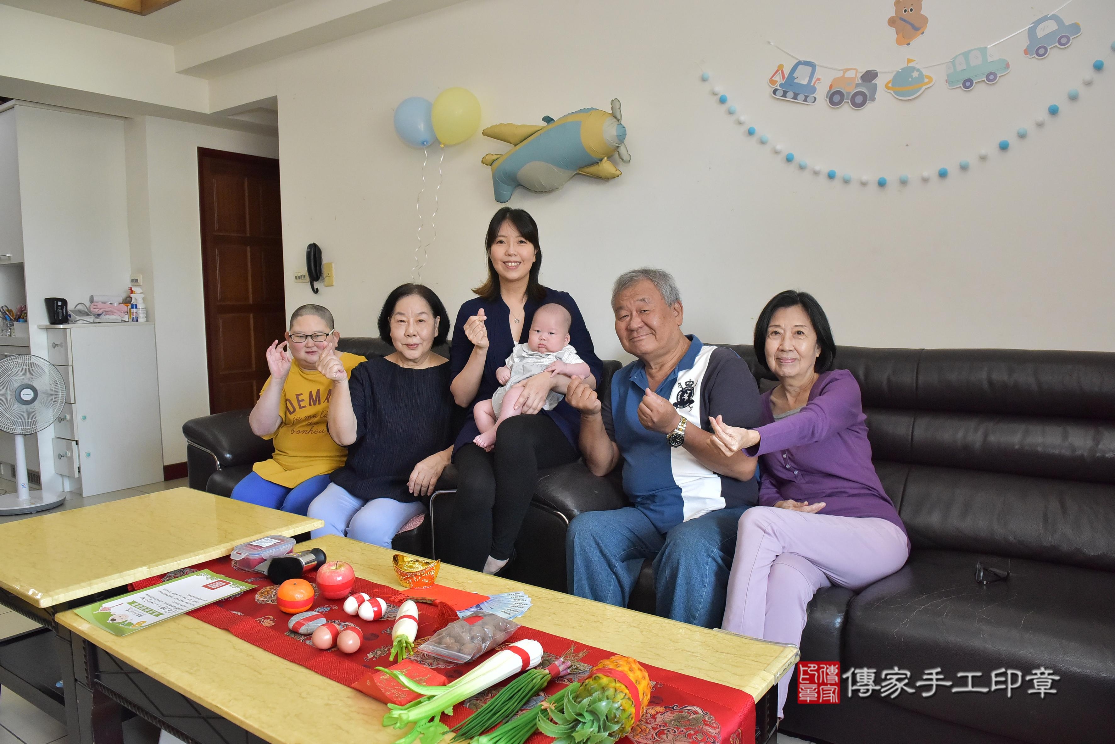 傳家手工印章高雄店、抓周、度脺、中國風會場、傳家嬰兒古禮、吉祥話、抓周道具物品24種、拍照。抓周證書。寶寶抓周、滿周歲、生日快樂、祝福