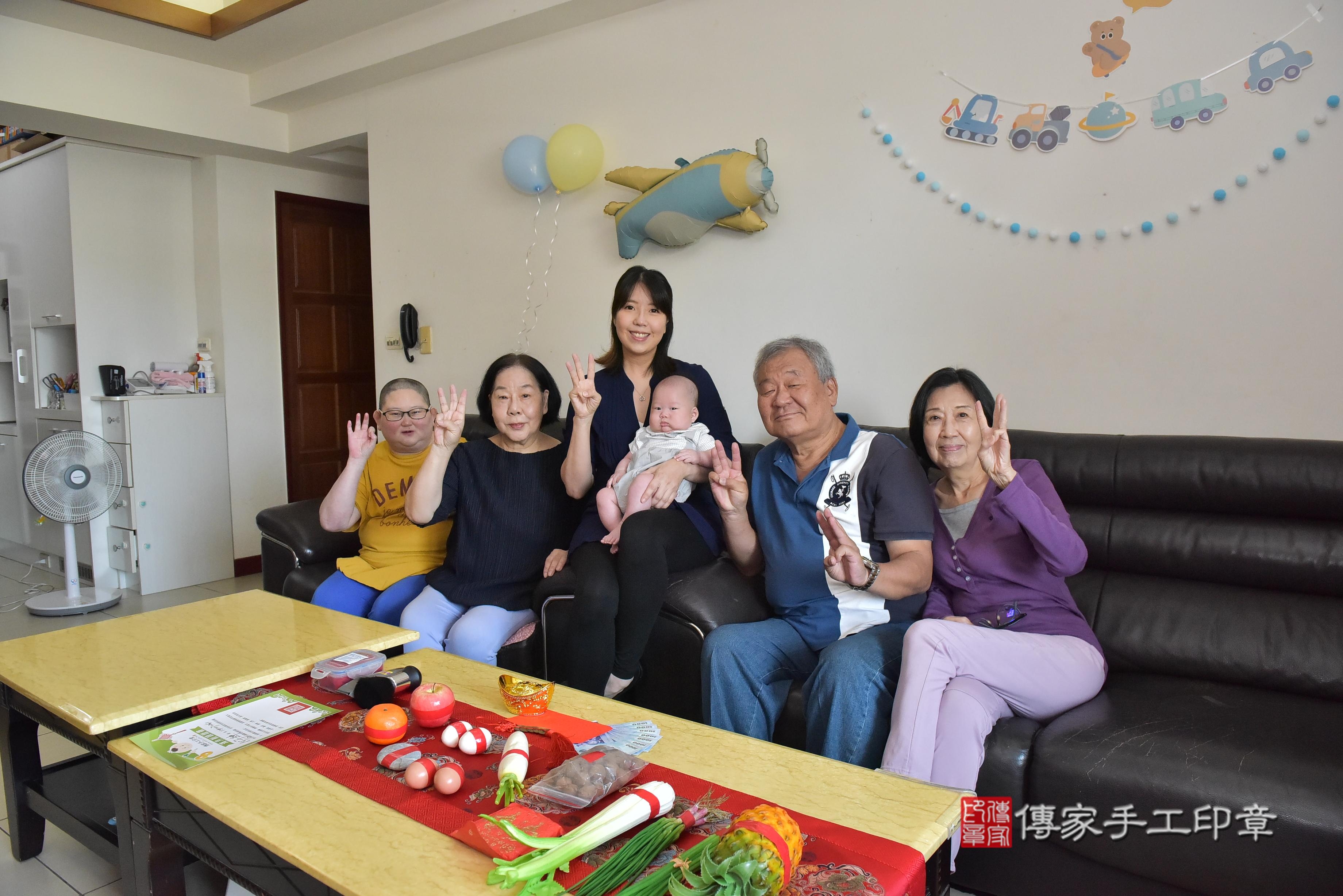 傳家手工印章高雄店、抓周、度脺、中國風會場、傳家嬰兒古禮、吉祥話、抓周道具物品24種、拍照。抓周證書。寶寶抓周、滿周歲、生日快樂、祝福