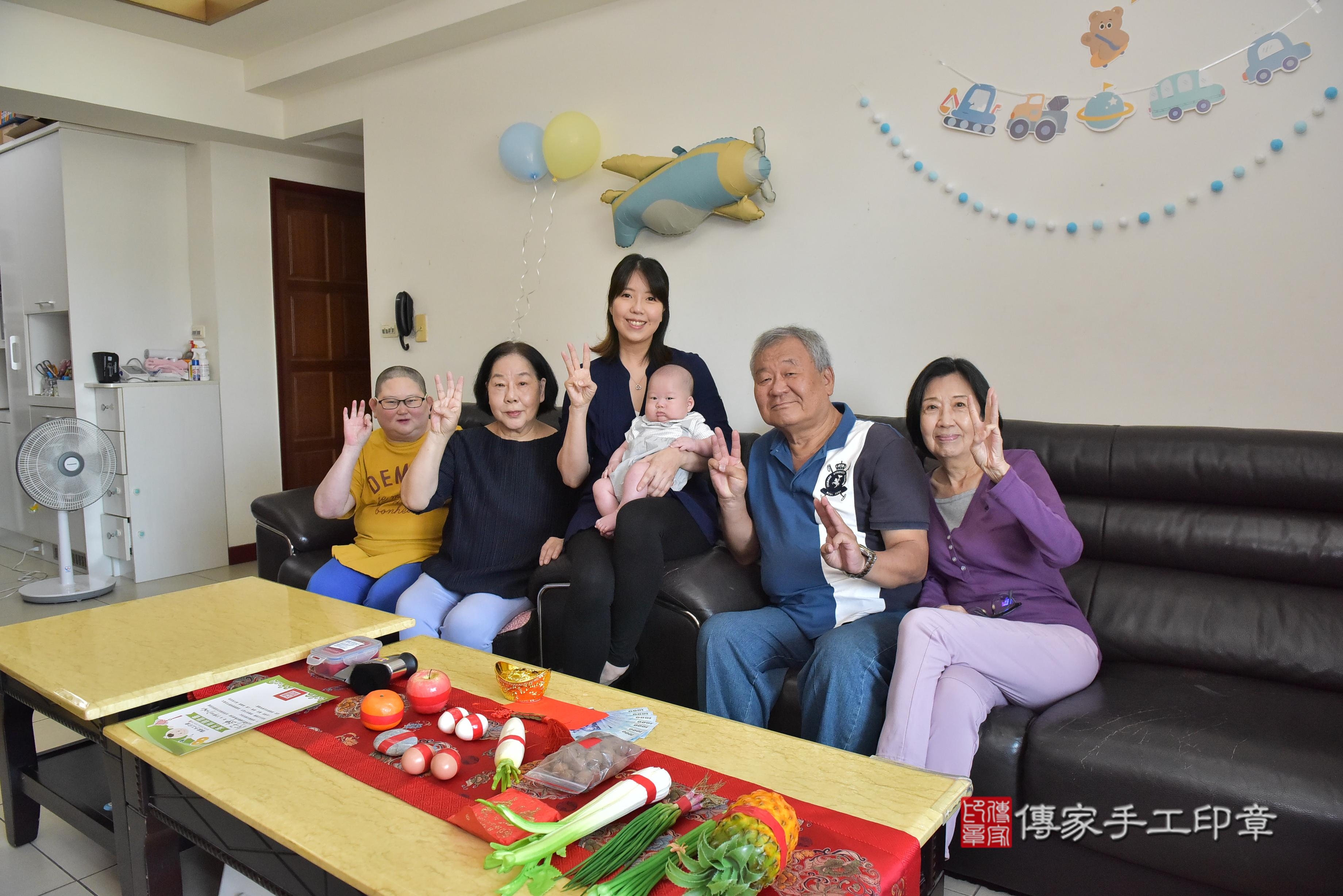 傳家手工印章高雄店、抓周、度脺、中國風會場、傳家嬰兒古禮、吉祥話、抓周道具物品24種、拍照。抓周證書。寶寶抓周、滿周歲、生日快樂、祝福
