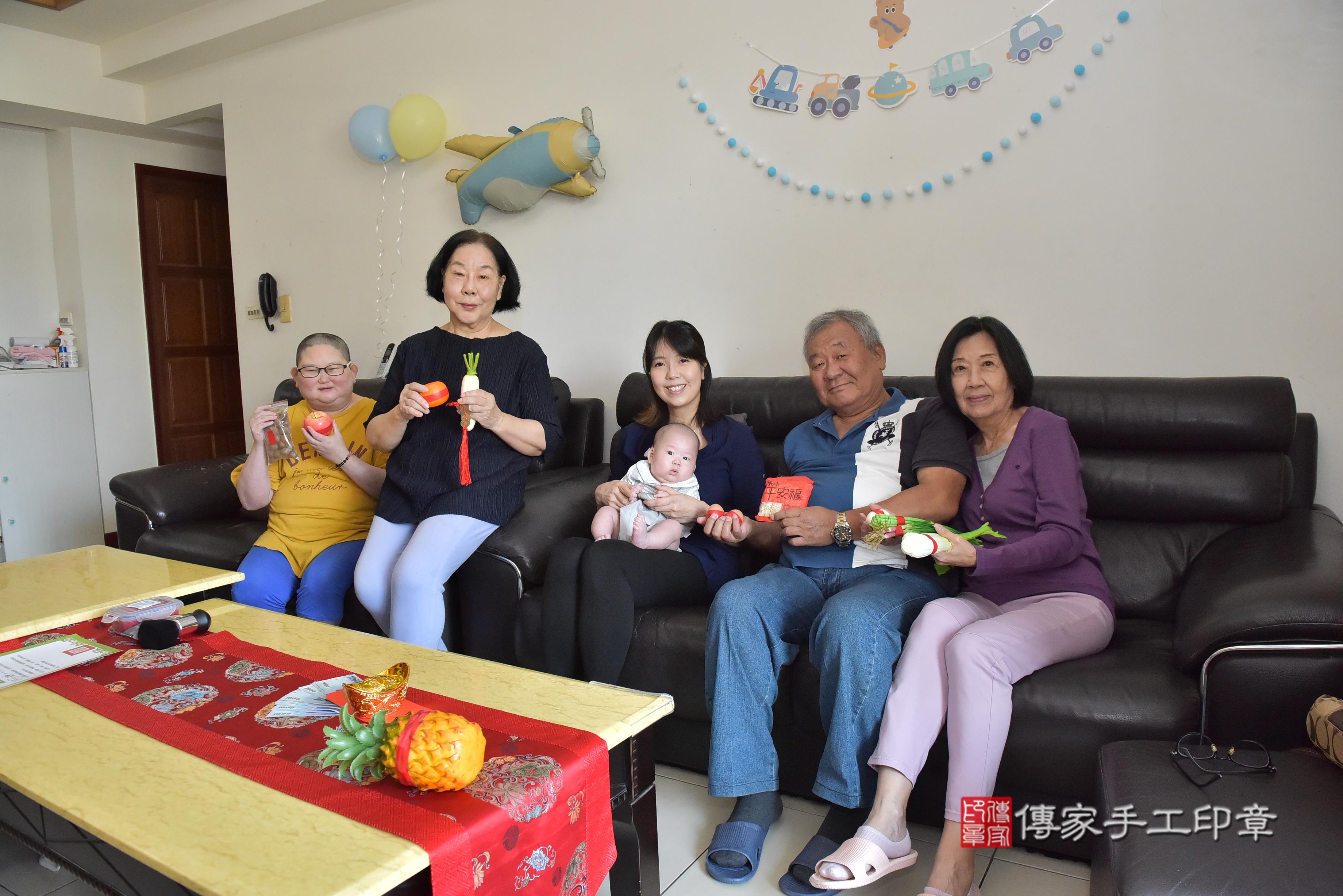 傳家手工印章高雄店、抓周、度脺、中國風會場、傳家嬰兒古禮、吉祥話、抓周道具物品24種、拍照。抓周證書。寶寶抓周、滿周歲、生日快樂、祝福