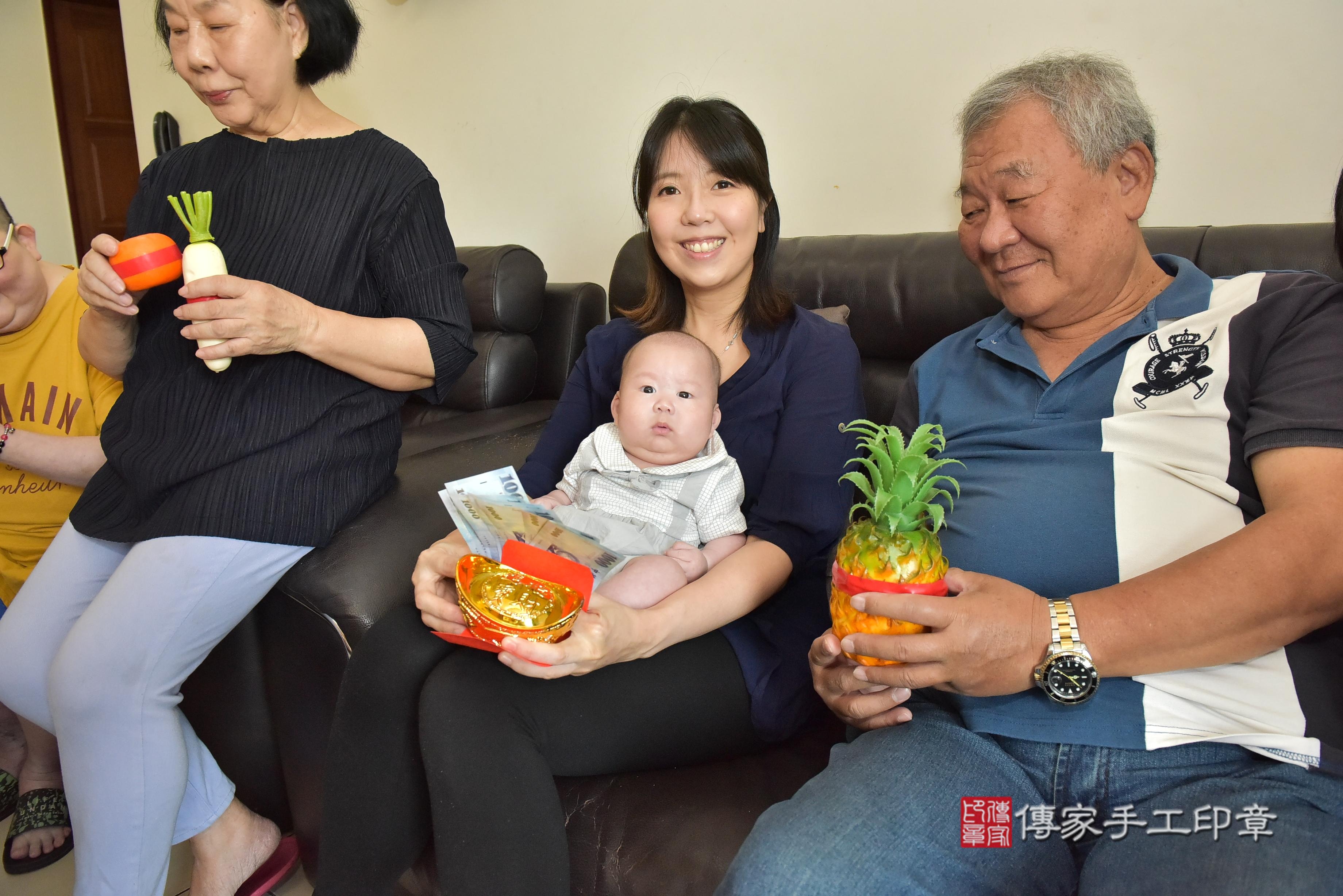 傳家手工印章高雄店、抓周、度脺、中國風會場、傳家嬰兒古禮、吉祥話、抓周道具物品24種、拍照。抓周證書。寶寶抓周、滿周歲、生日快樂、祝福