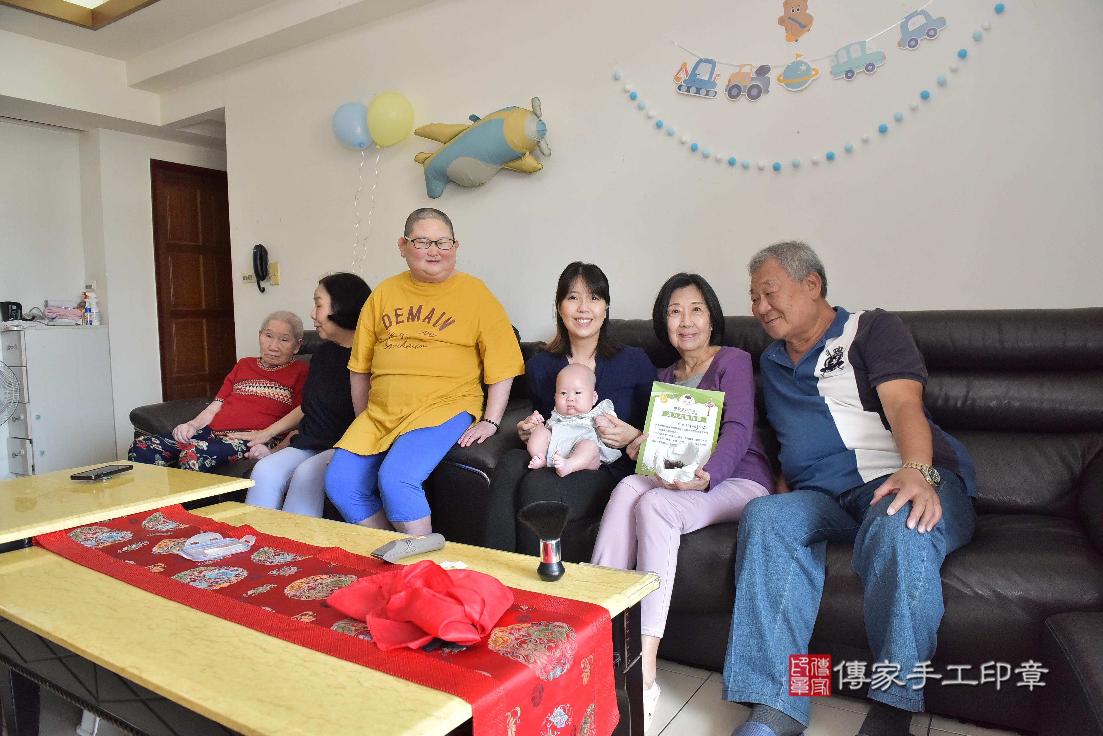傳家手工印章高雄店、抓周、度脺、中國風會場、傳家嬰兒古禮、吉祥話、抓周道具物品24種、拍照。抓周證書。寶寶抓周、滿周歲、生日快樂、祝福