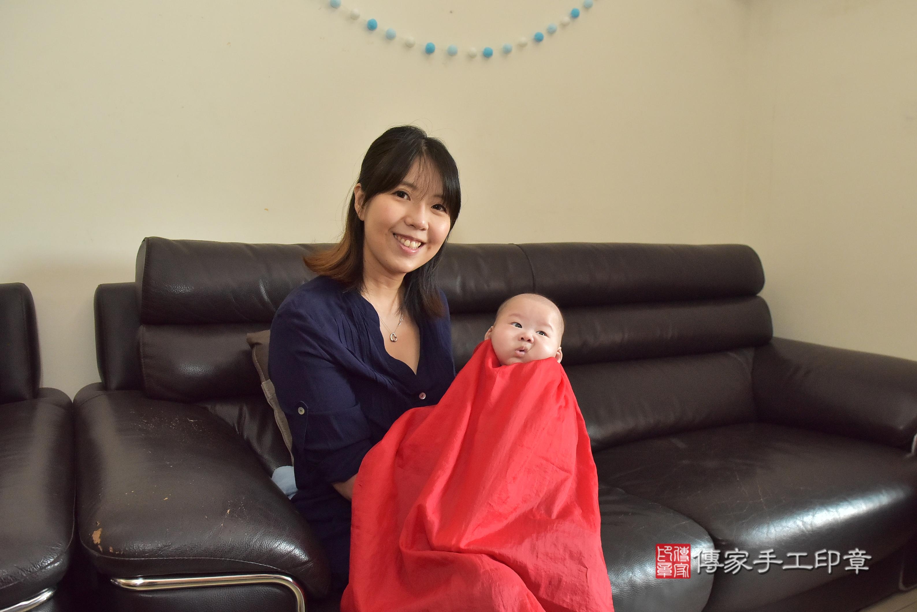 傳家手工印章高雄店、抓周、度脺、中國風會場、傳家嬰兒古禮、吉祥話、抓周道具物品24種、拍照。抓周證書。寶寶抓周、滿周歲、生日快樂、祝福