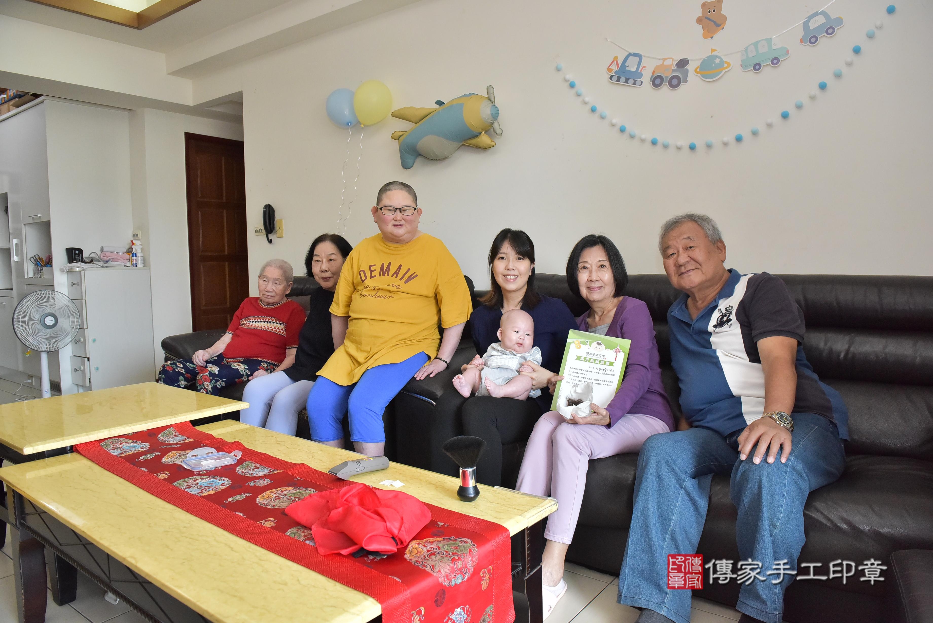 傳家手工印章高雄店、抓周、度脺、中國風會場、傳家嬰兒古禮、吉祥話、抓周道具物品24種、拍照。抓周證書。寶寶抓周、滿周歲、生日快樂、祝福