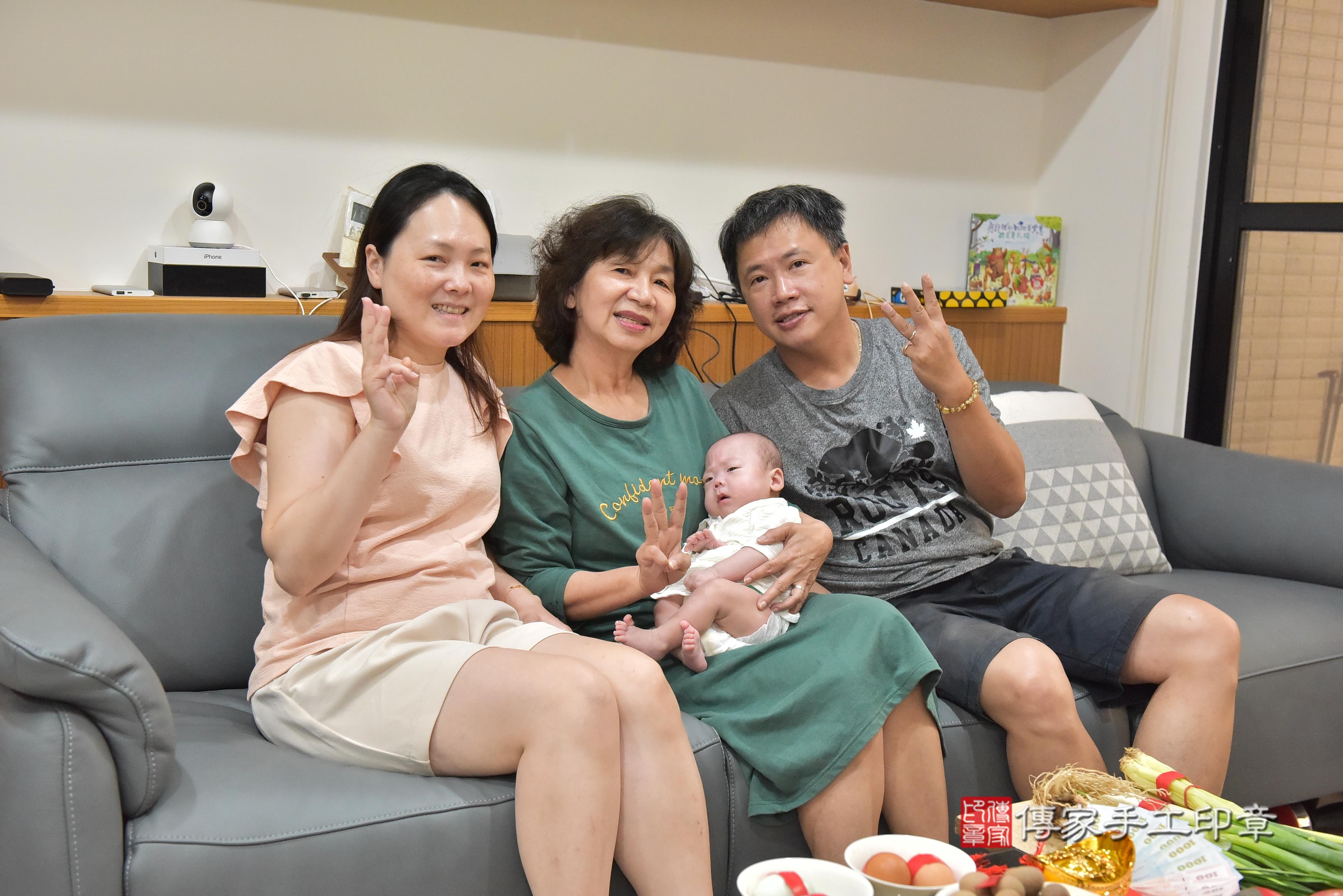 傳家手工印章高雄店、抓周、度脺、中國風會場、傳家嬰兒古禮、吉祥話、抓周道具物品24種、拍照。抓周證書。寶寶抓周、滿周歲、生日快樂、祝福
