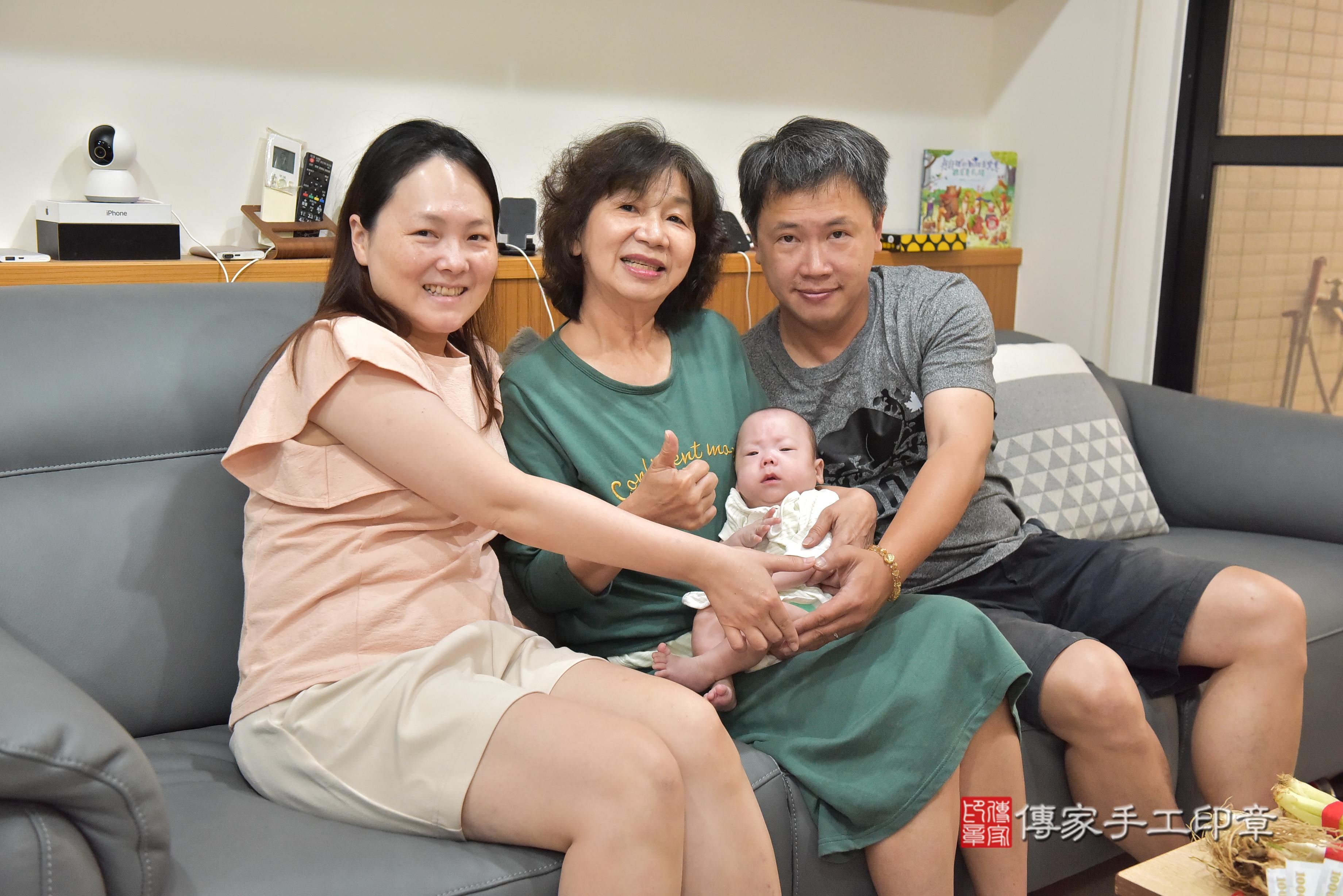 傳家手工印章高雄店、抓周、度脺、中國風會場、傳家嬰兒古禮、吉祥話、抓周道具物品24種、拍照。抓周證書。寶寶抓周、滿周歲、生日快樂、祝福