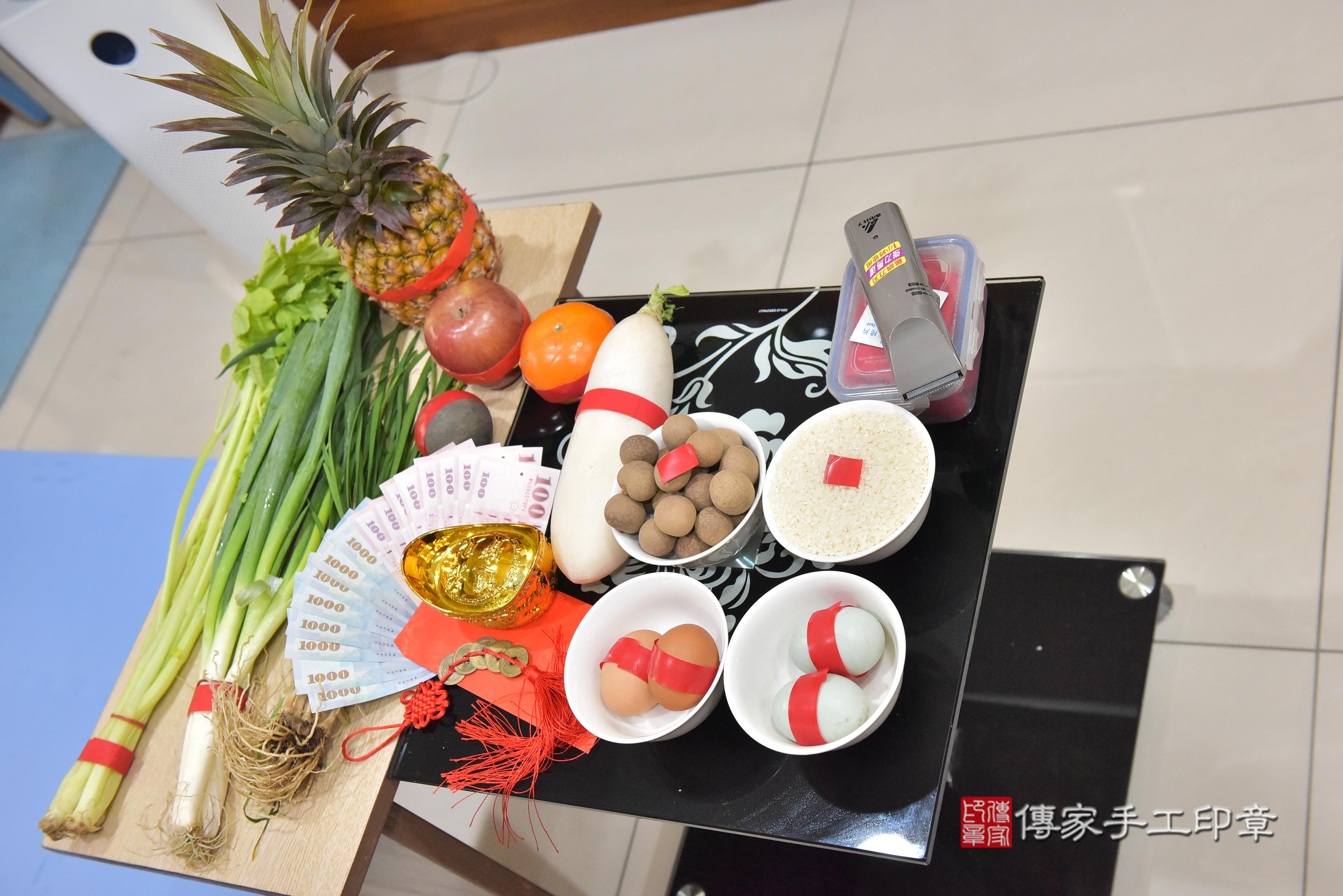 傳家手工印章高雄店、抓周、度脺、中國風會場、傳家嬰兒古禮、吉祥話、抓周道具物品24種、拍照。抓周證書。寶寶抓周、滿周歲、生日快樂、祝福