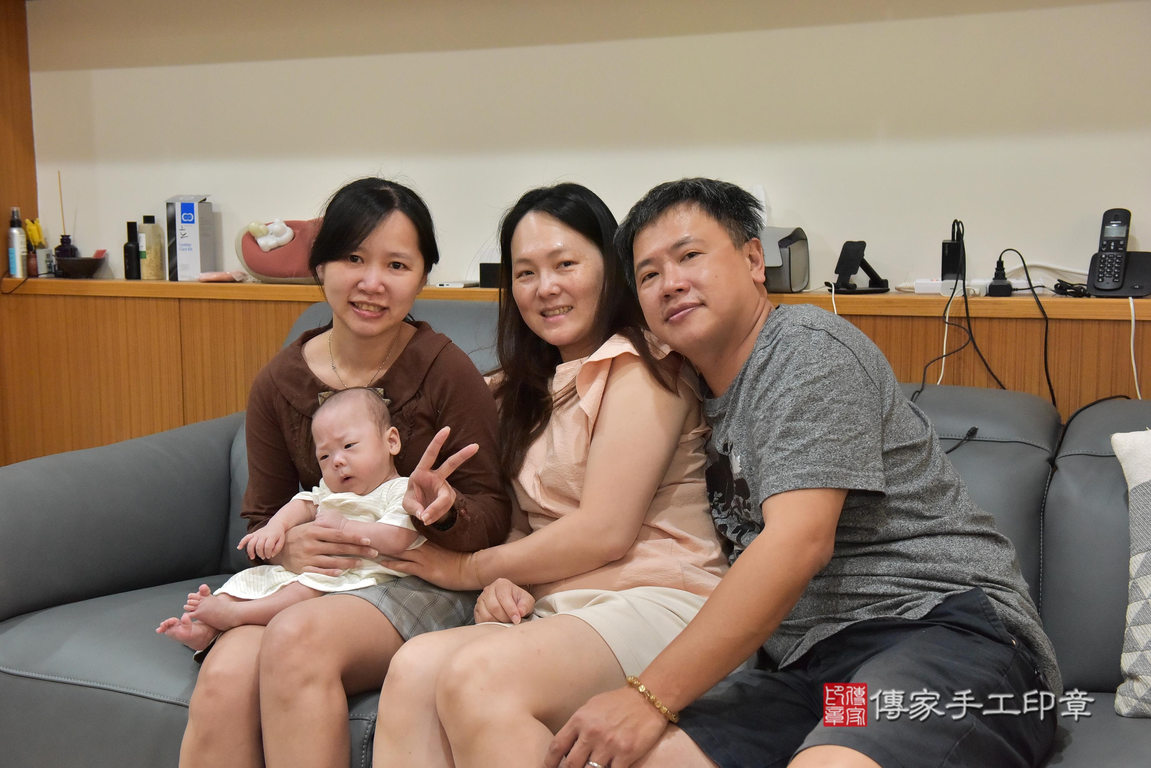 傳家手工印章高雄店、抓周、度脺、中國風會場、傳家嬰兒古禮、吉祥話、抓周道具物品24種、拍照。抓周證書。寶寶抓周、滿周歲、生日快樂、祝福