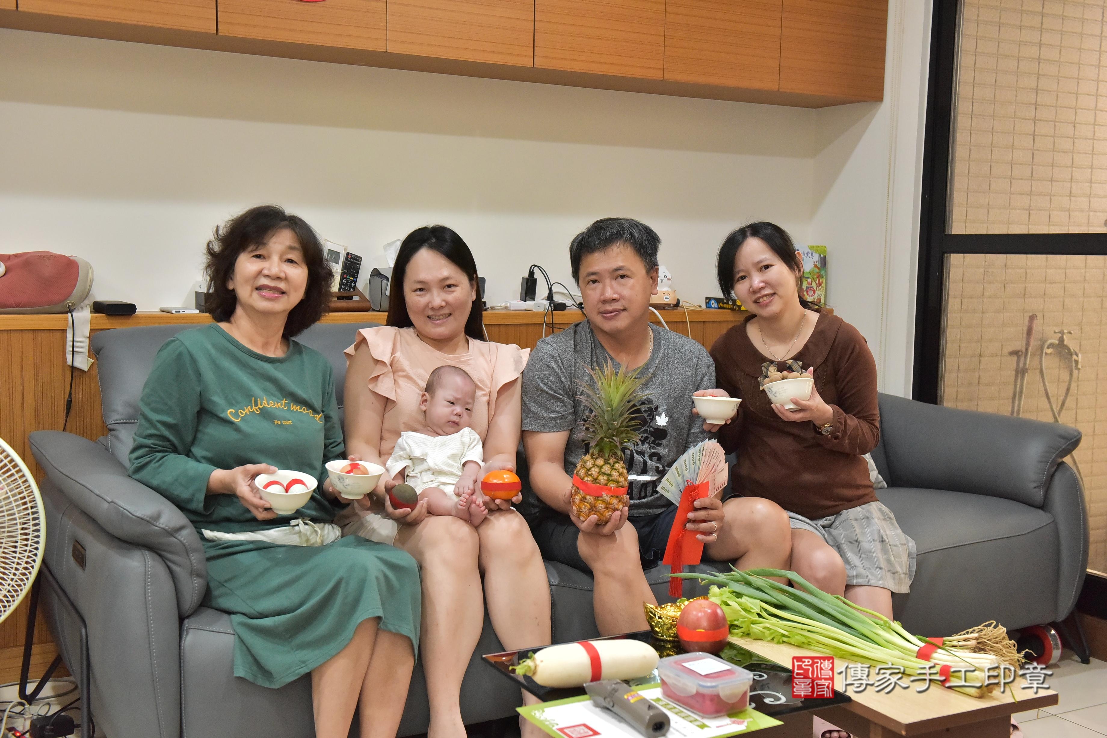 傳家手工印章高雄店、抓周、度脺、中國風會場、傳家嬰兒古禮、吉祥話、抓周道具物品24種、拍照。抓周證書。寶寶抓周、滿周歲、生日快樂、祝福