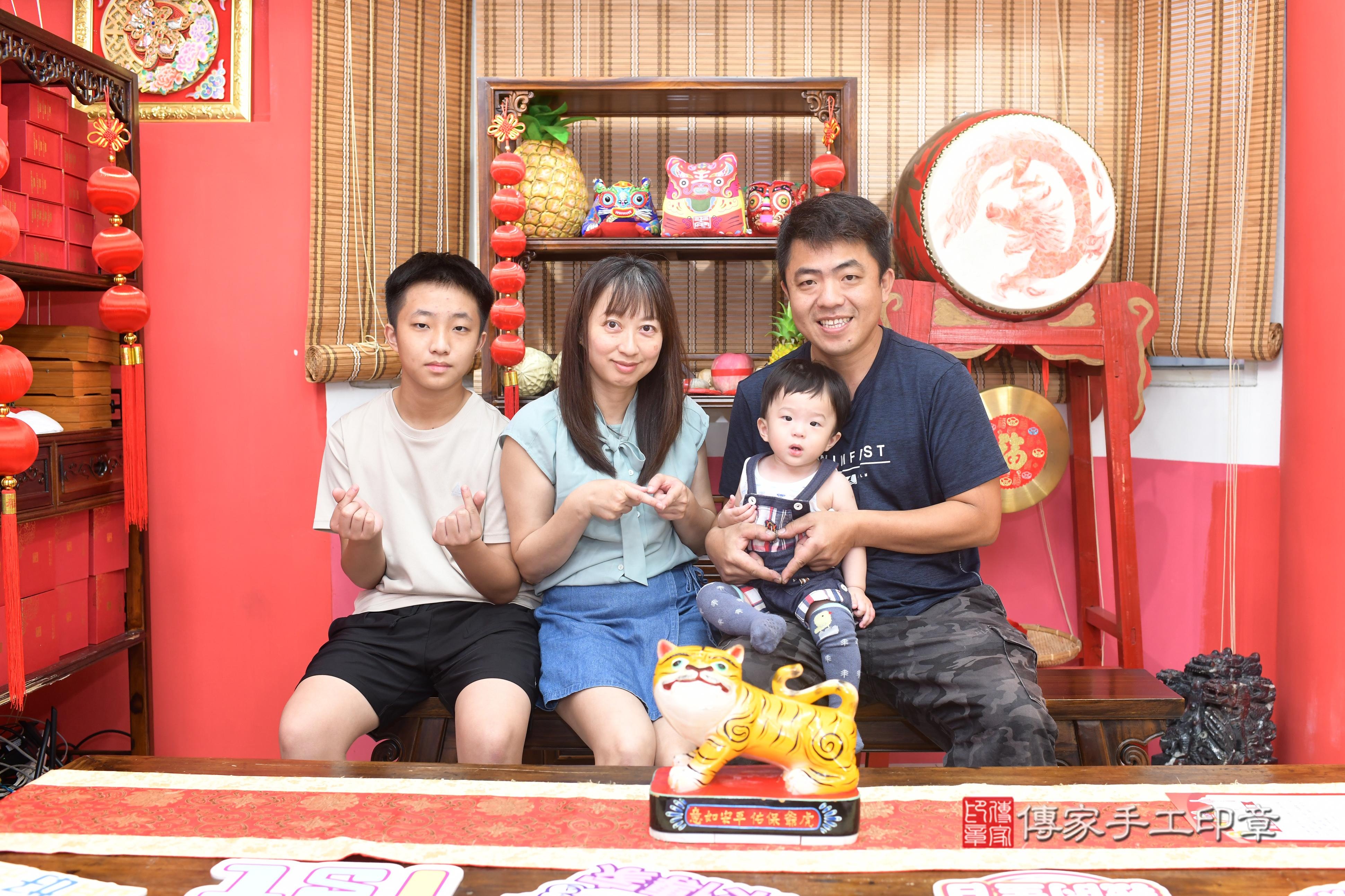 傳家手工印章高雄店、抓周、度脺、中國風會場、傳家嬰兒古禮、吉祥話、抓周道具物品24種、拍照。抓周證書。寶寶抓周、滿周歲、生日快樂、祝福