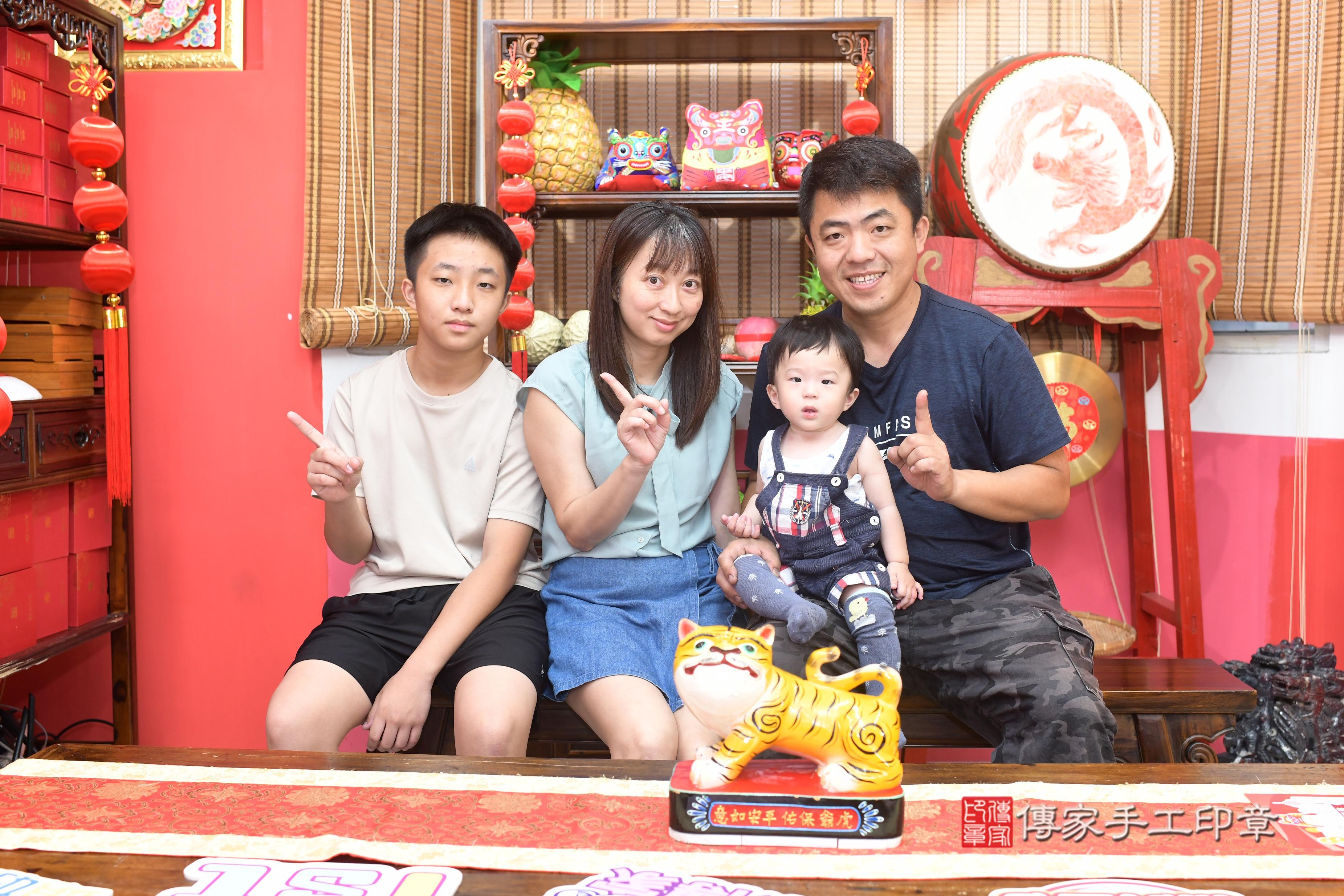 傳家手工印章高雄店、抓周、度脺、中國風會場、傳家嬰兒古禮、吉祥話、抓周道具物品24種、拍照。抓周證書。寶寶抓周、滿周歲、生日快樂、祝福