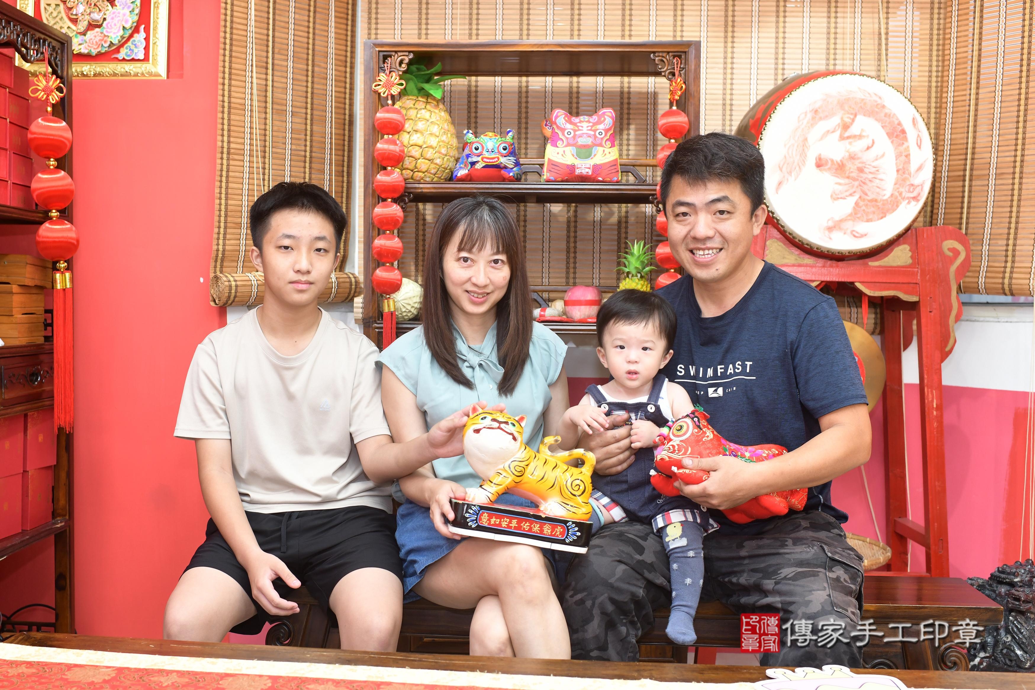 傳家手工印章高雄店、抓周、度脺、中國風會場、傳家嬰兒古禮、吉祥話、抓周道具物品24種、拍照。抓周證書。寶寶抓周、滿周歲、生日快樂、祝福