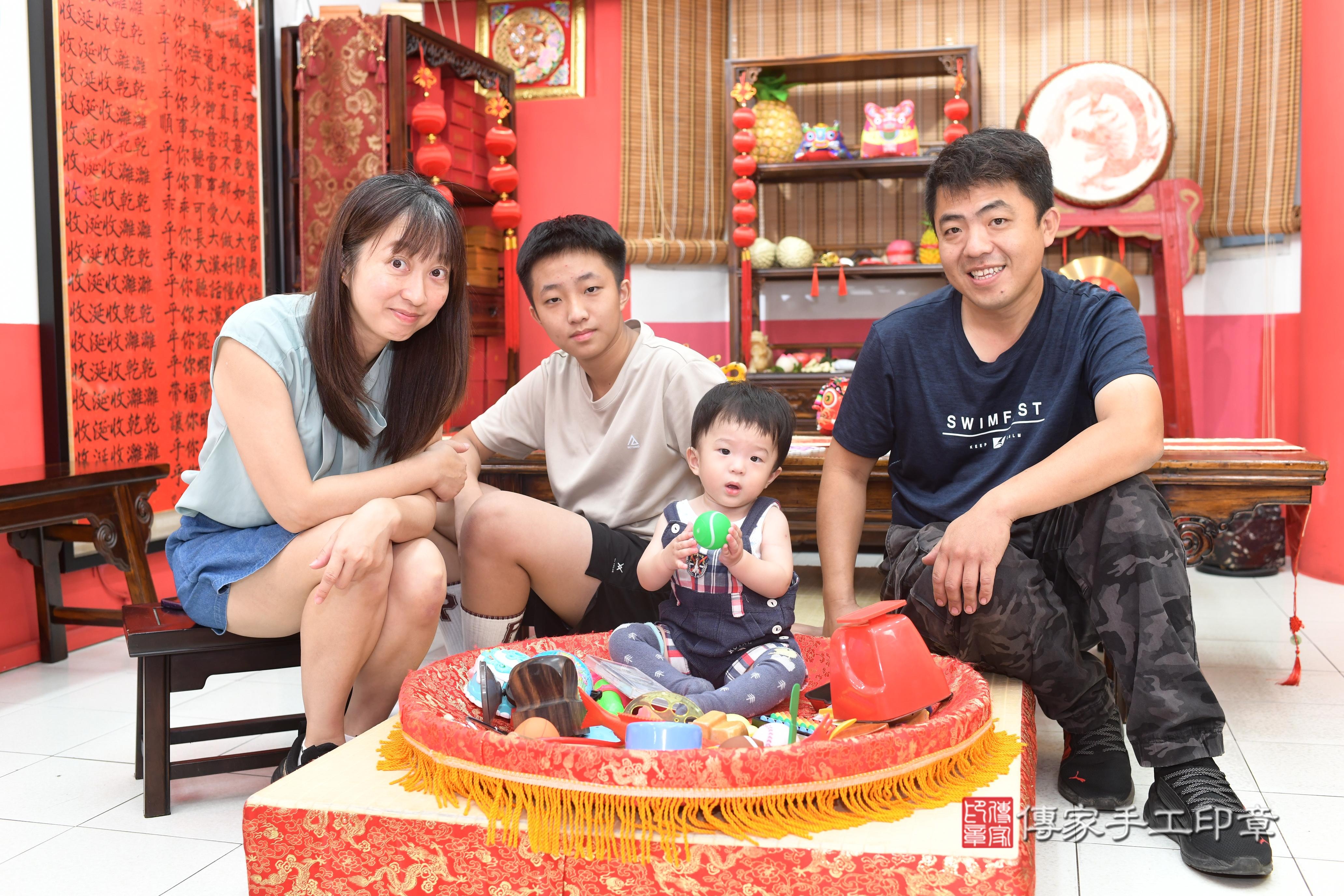 傳家手工印章高雄店、抓周、度脺、中國風會場、傳家嬰兒古禮、吉祥話、抓周道具物品24種、拍照。抓周證書。寶寶抓周、滿周歲、生日快樂、祝福