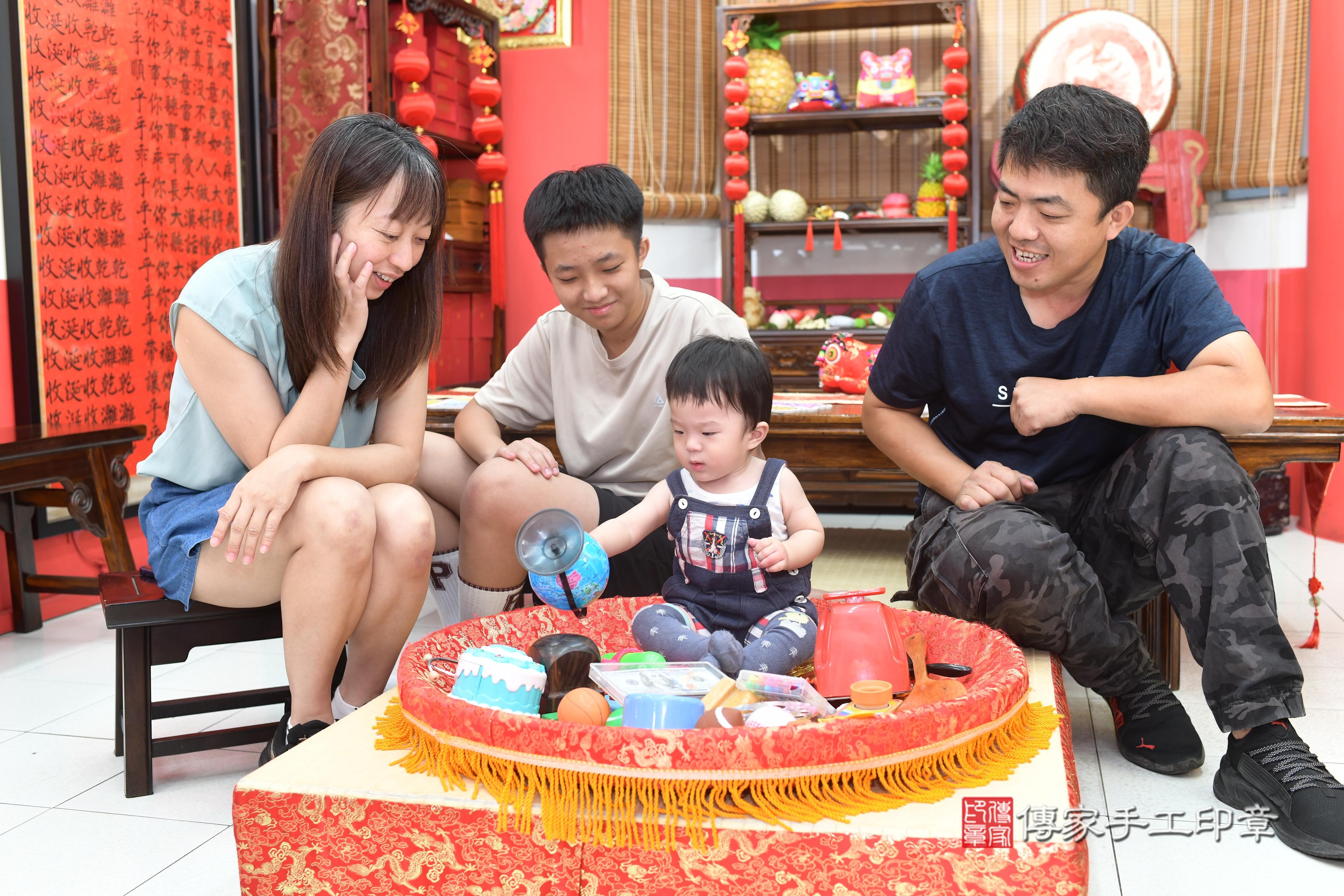 傳家手工印章高雄店、抓周、度脺、中國風會場、傳家嬰兒古禮、吉祥話、抓周道具物品24種、拍照。抓周證書。寶寶抓周、滿周歲、生日快樂、祝福