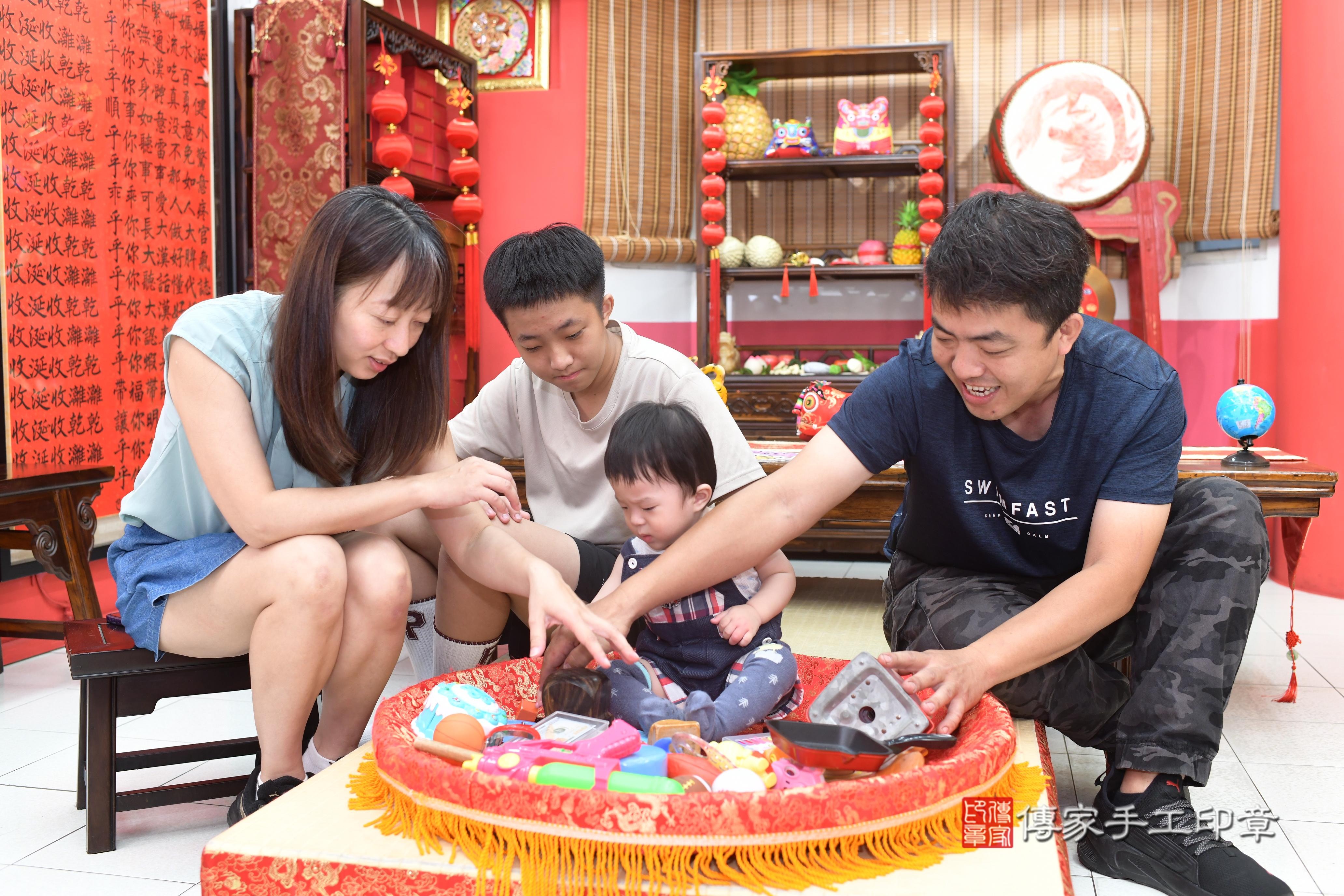 傳家手工印章高雄店、抓周、度脺、中國風會場、傳家嬰兒古禮、吉祥話、抓周道具物品24種、拍照。抓周證書。寶寶抓周、滿周歲、生日快樂、祝福