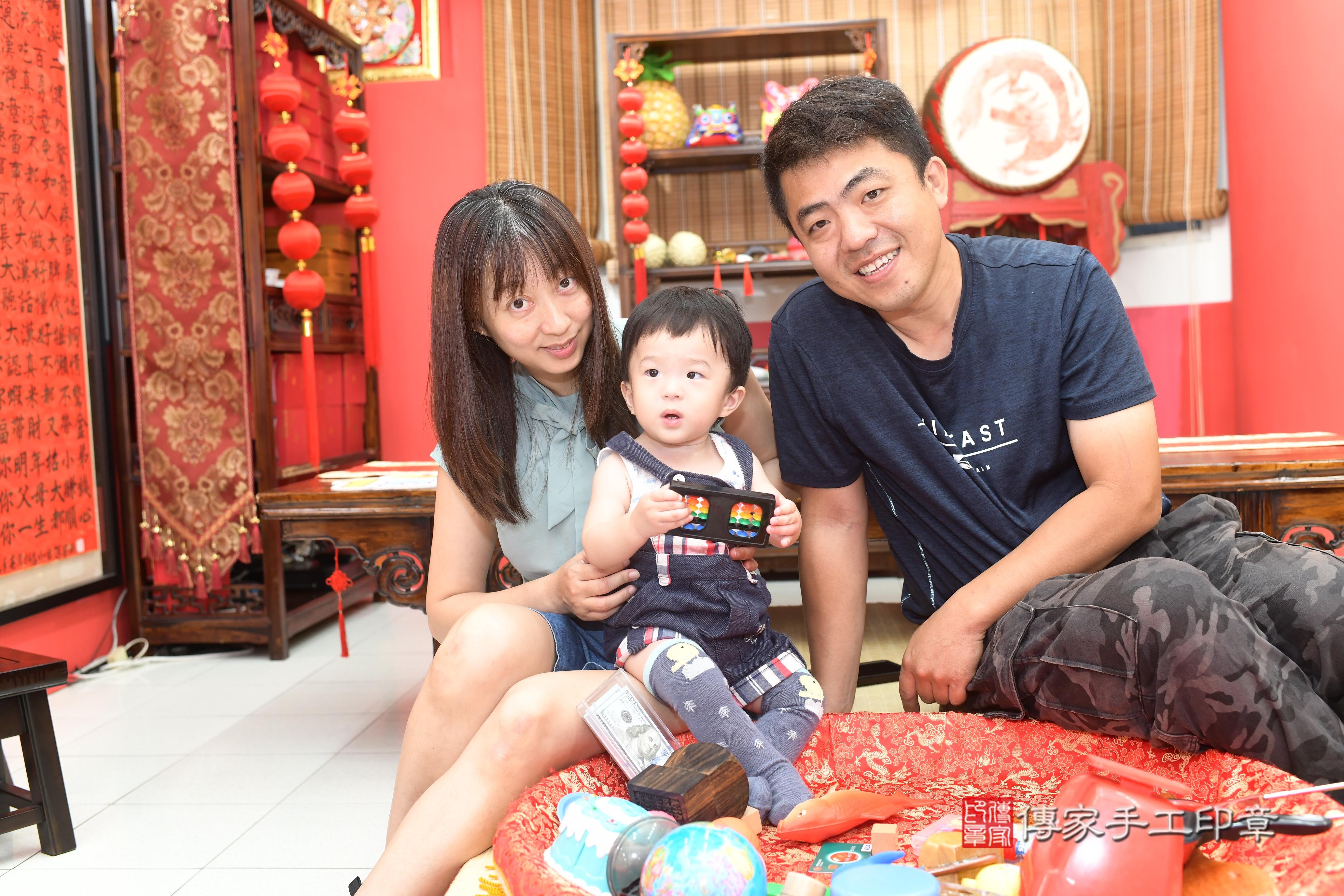 傳家手工印章高雄店、抓周、度脺、中國風會場、傳家嬰兒古禮、吉祥話、抓周道具物品24種、拍照。抓周證書。寶寶抓周、滿周歲、生日快樂、祝福