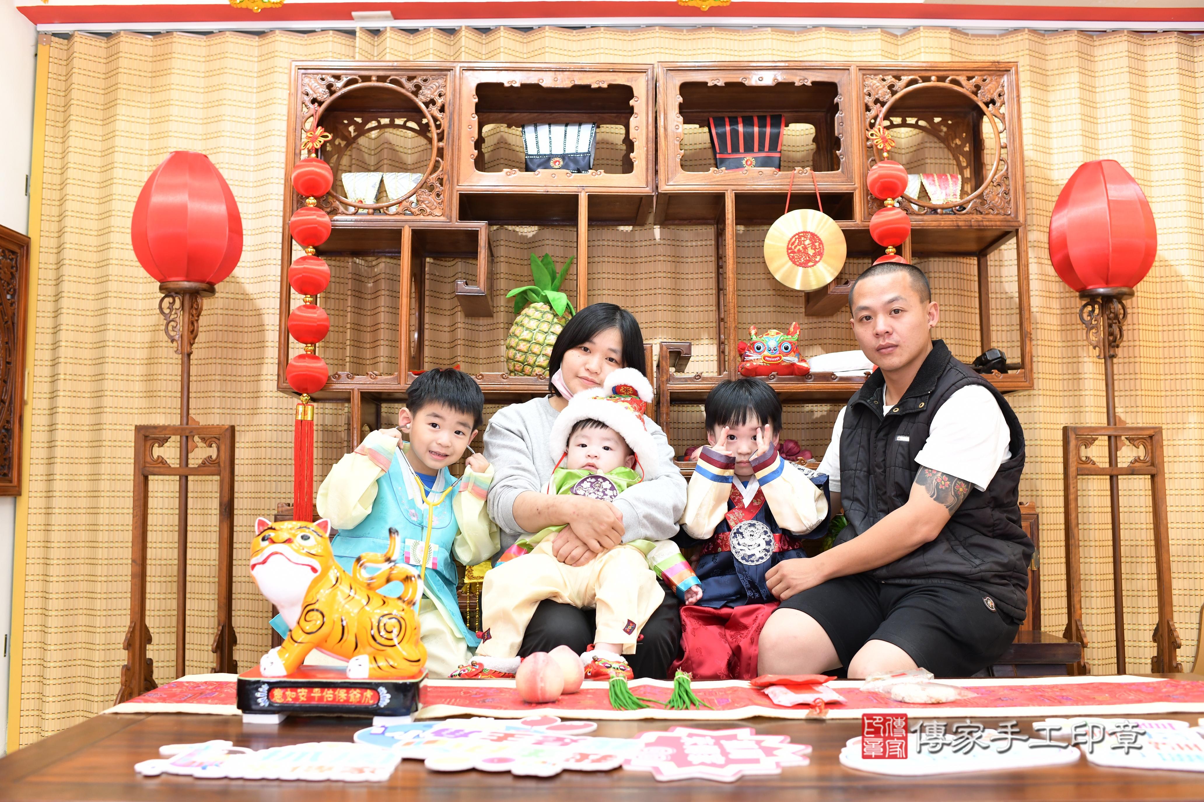 傳家手工印章台南店、抓周、度脺、中國風會場、傳家嬰兒古禮、吉祥話、抓周道具物品24種、拍照。抓周證書。寶寶抓周、滿周歲、生日快樂、祝福