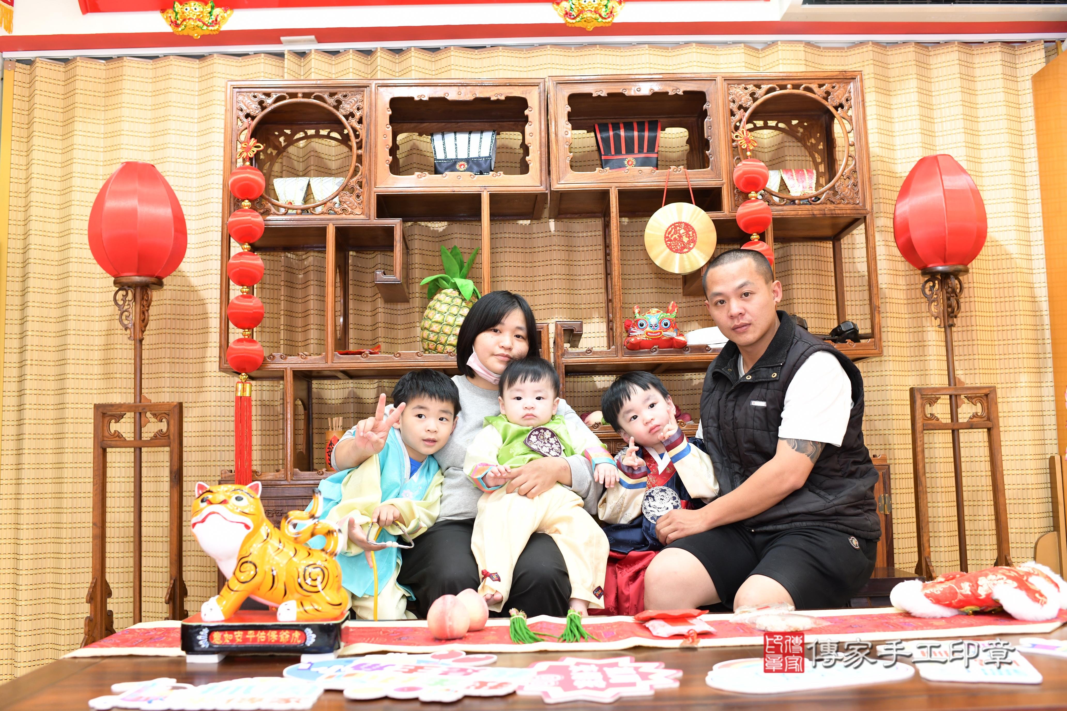 傳家手工印章台南店、抓周、度脺、中國風會場、傳家嬰兒古禮、吉祥話、抓周道具物品24種、拍照。抓周證書。寶寶抓周、滿周歲、生日快樂、祝福