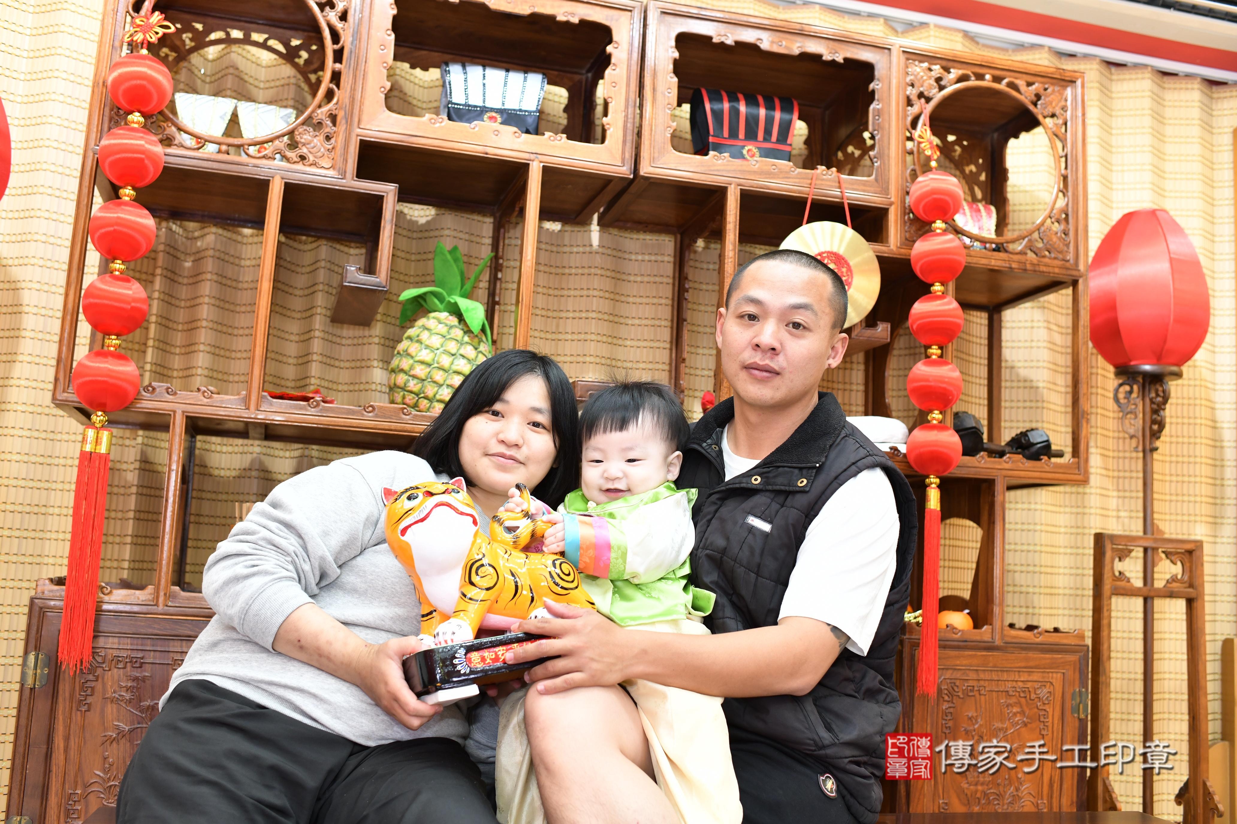 傳家手工印章台南店、抓周、度脺、中國風會場、傳家嬰兒古禮、吉祥話、抓周道具物品24種、拍照。抓周證書。寶寶抓周、滿周歲、生日快樂、祝福