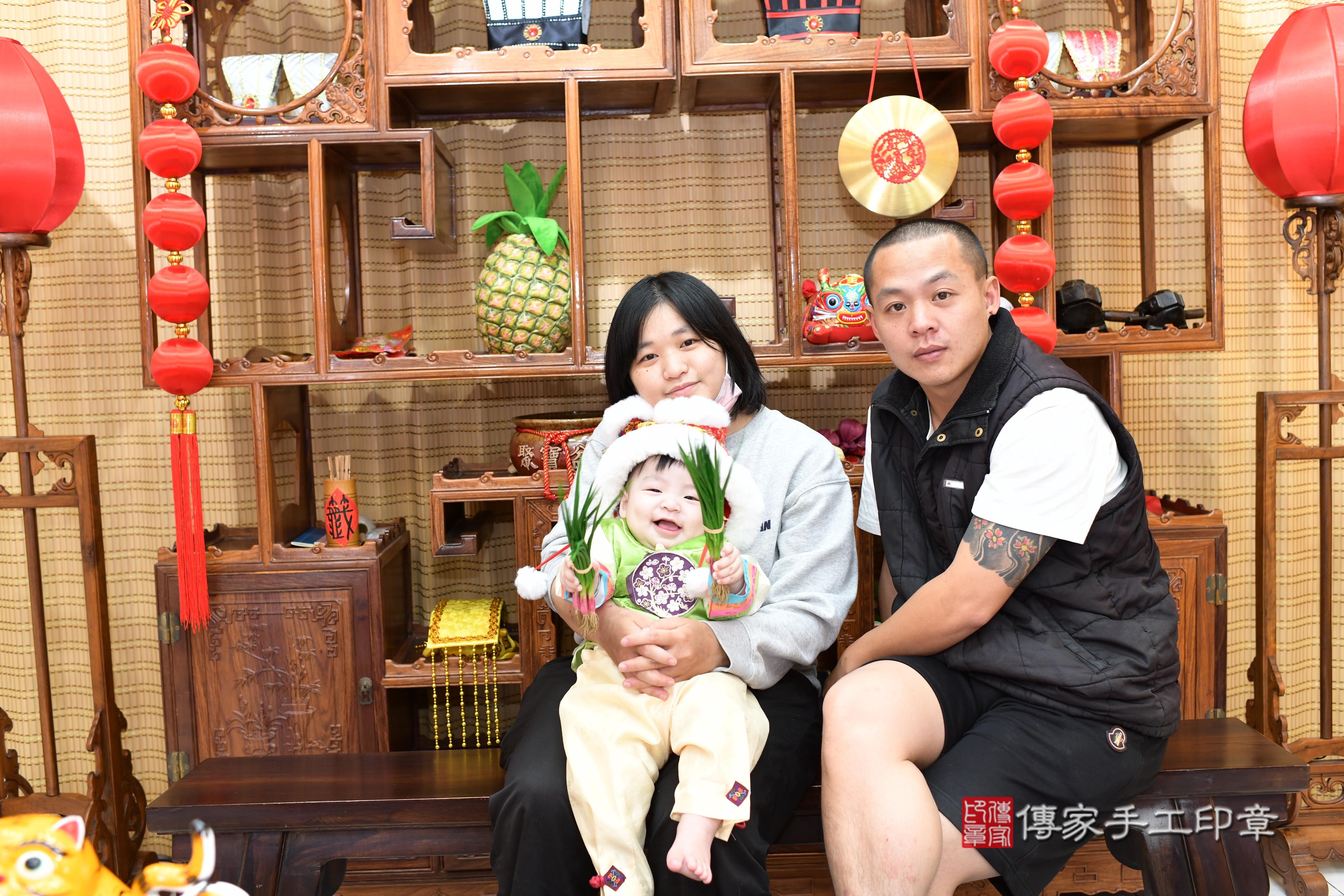 傳家手工印章台南店、抓周、度脺、中國風會場、傳家嬰兒古禮、吉祥話、抓周道具物品24種、拍照。抓周證書。寶寶抓周、滿周歲、生日快樂、祝福
