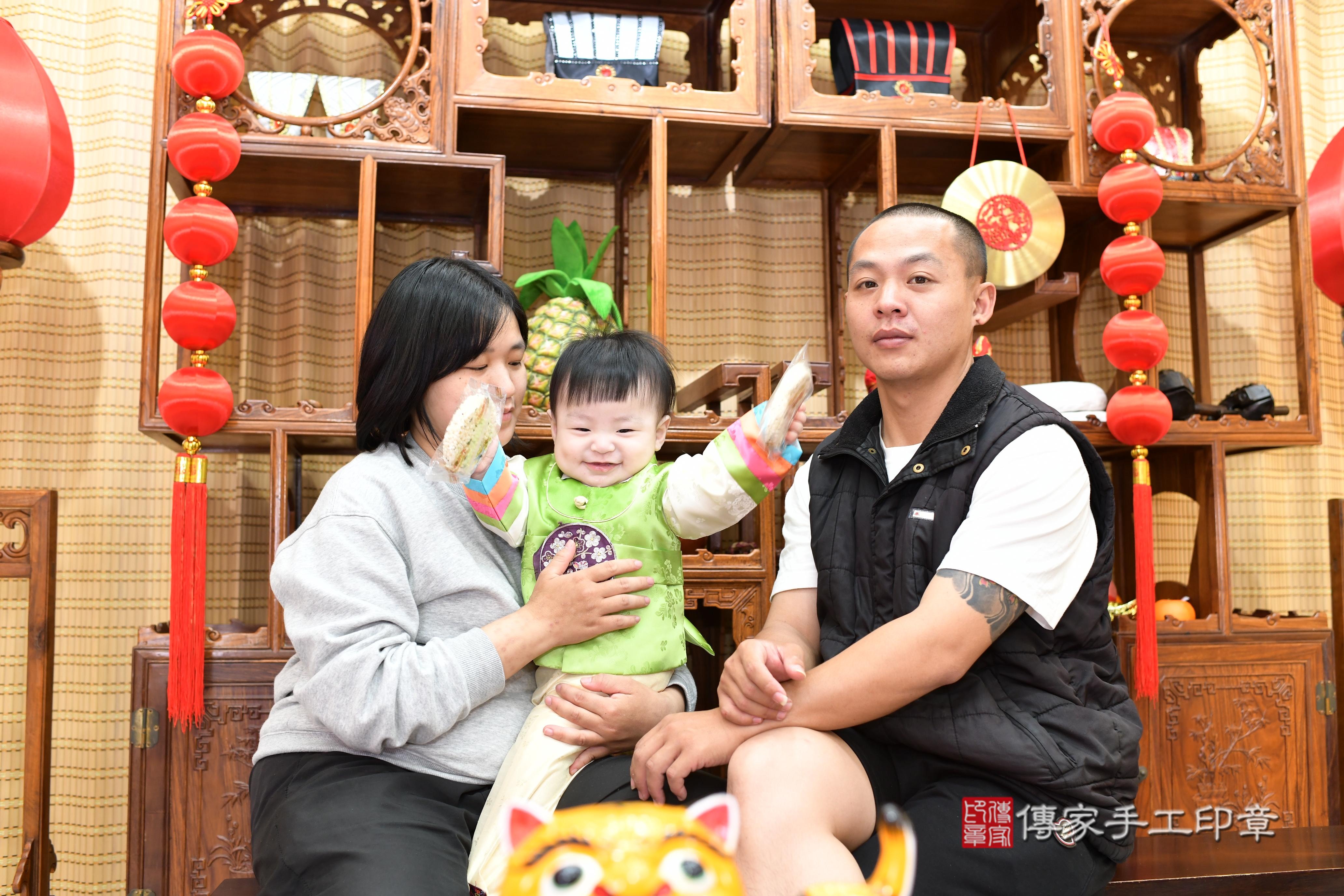 傳家手工印章台南店、抓周、度脺、中國風會場、傳家嬰兒古禮、吉祥話、抓周道具物品24種、拍照。抓周證書。寶寶抓周、滿周歲、生日快樂、祝福