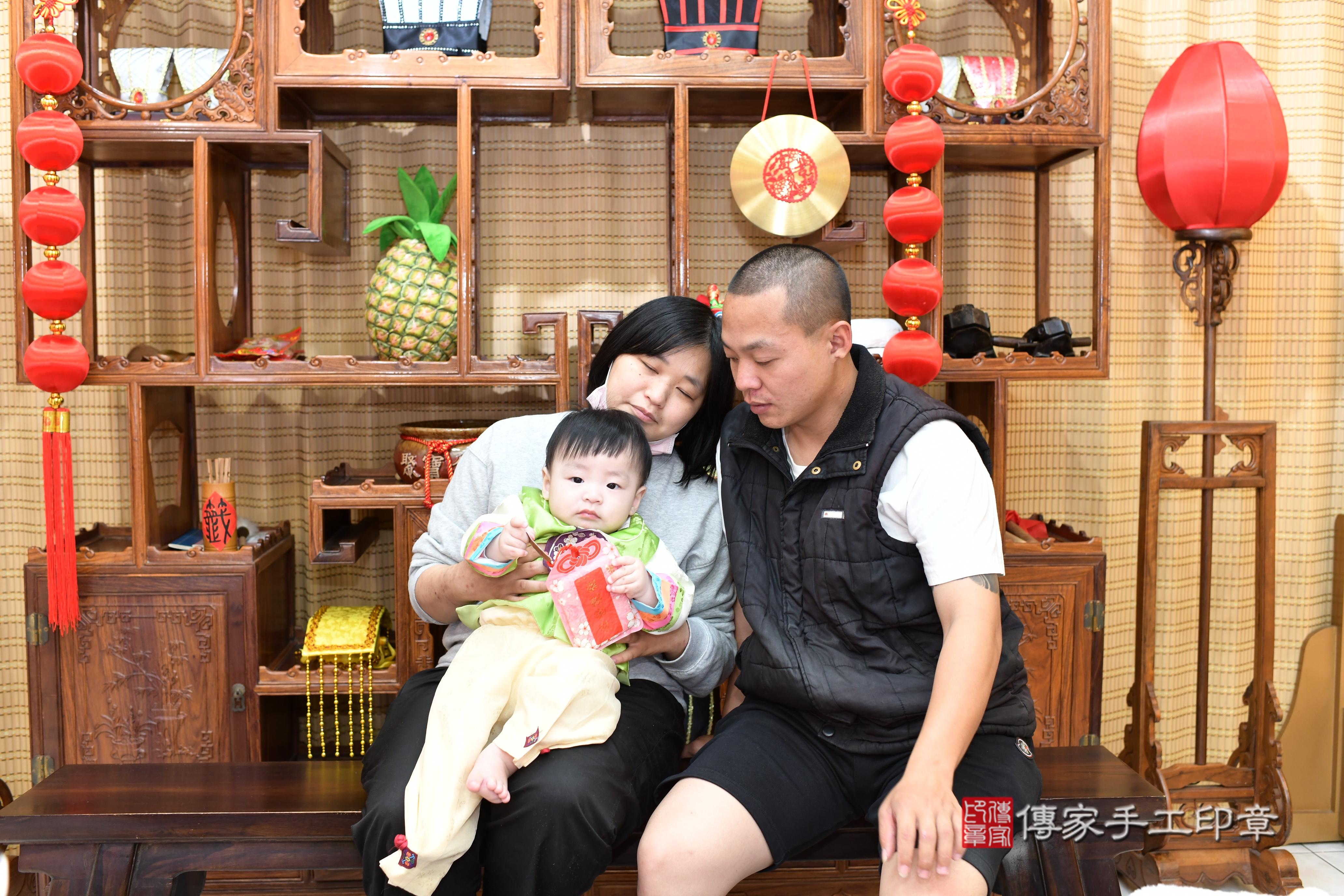 傳家手工印章台南店、抓周、度脺、中國風會場、傳家嬰兒古禮、吉祥話、抓周道具物品24種、拍照。抓周證書。寶寶抓周、滿周歲、生日快樂、祝福