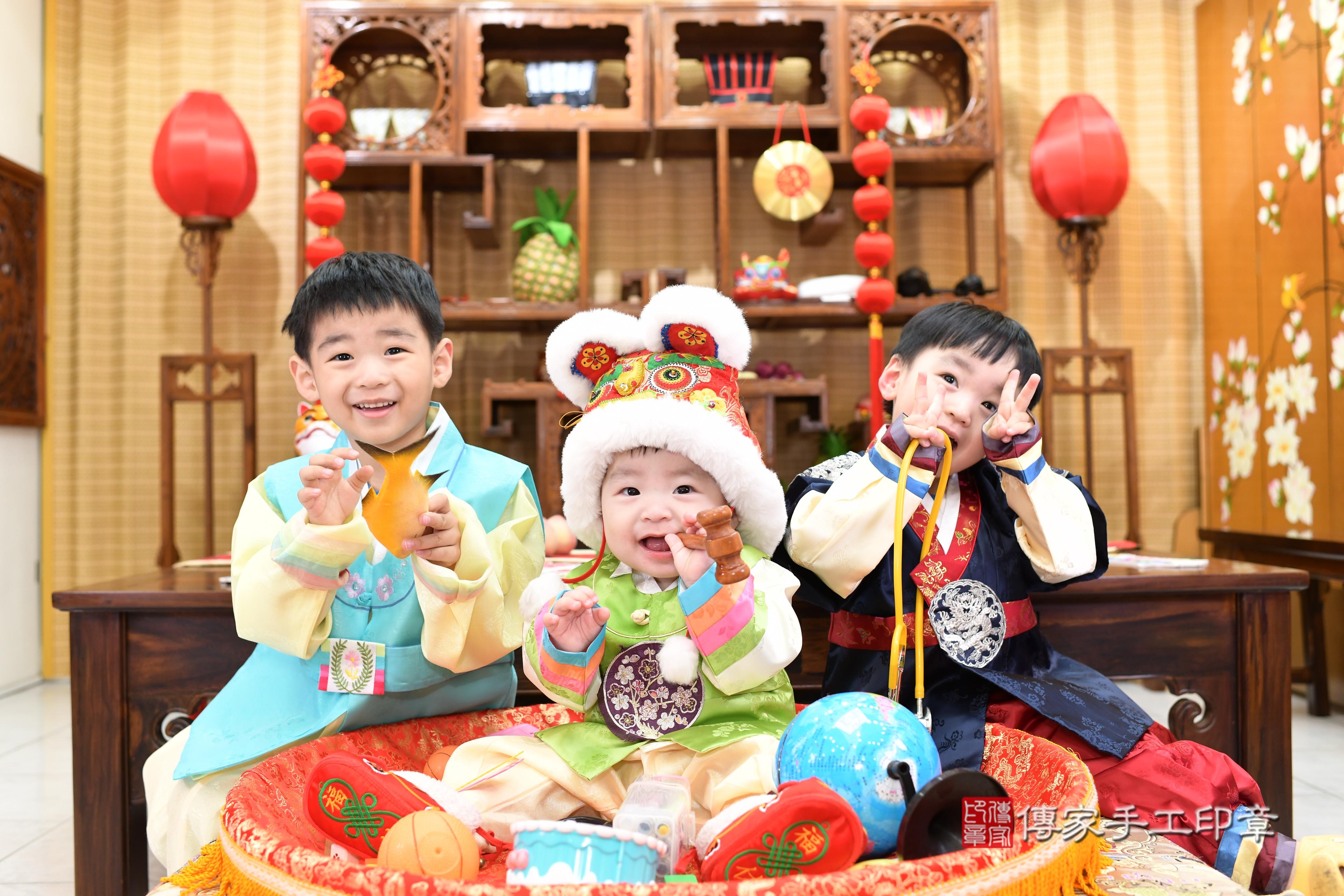 傳家手工印章台南店、抓周、度脺、中國風會場、傳家嬰兒古禮、吉祥話、抓周道具物品24種、拍照。抓周證書。寶寶抓周、滿周歲、生日快樂、祝福