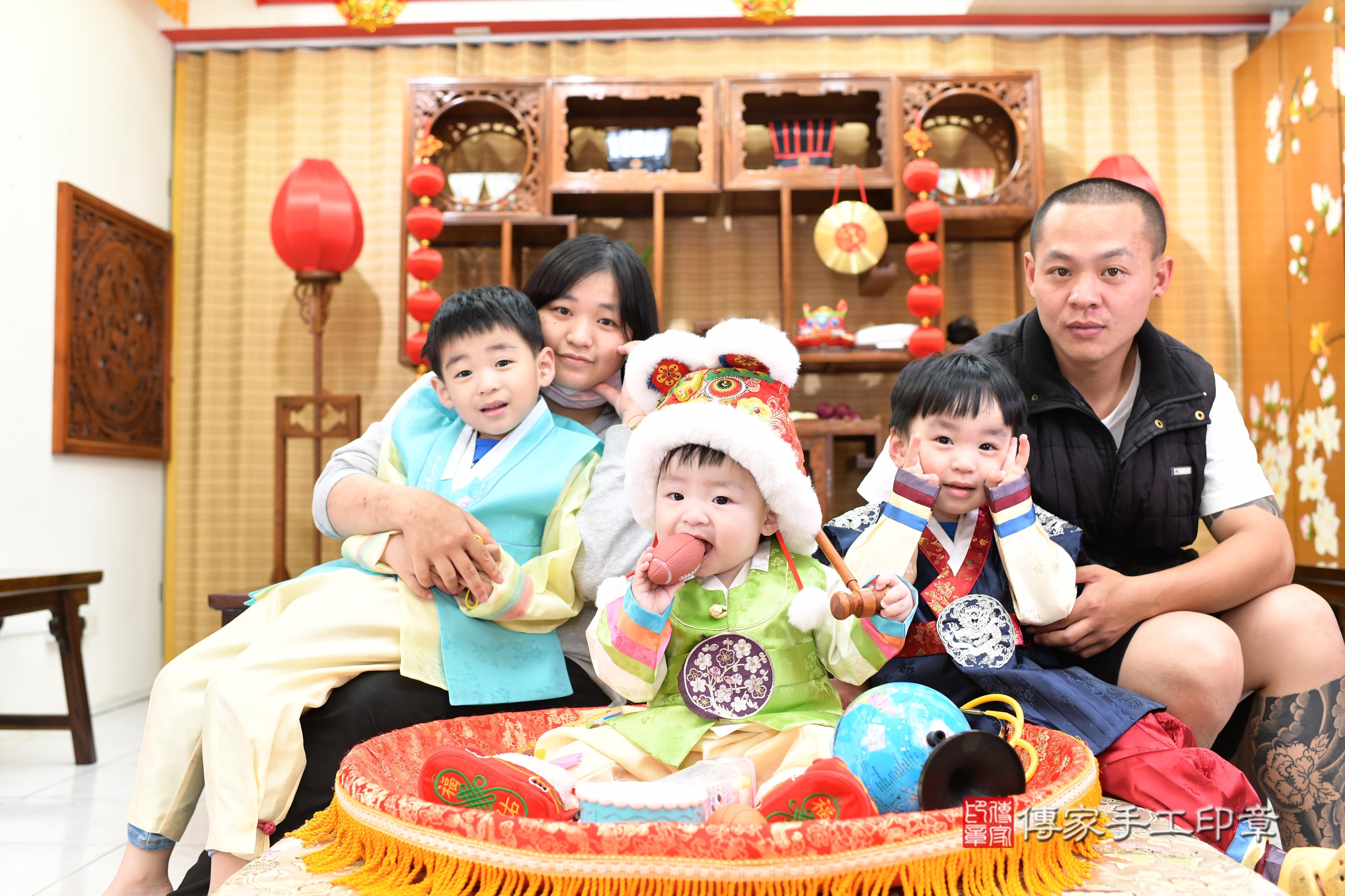 傳家手工印章台南店、抓周、度脺、中國風會場、傳家嬰兒古禮、吉祥話、抓周道具物品24種、拍照。抓周證書。寶寶抓周、滿周歲、生日快樂、祝福