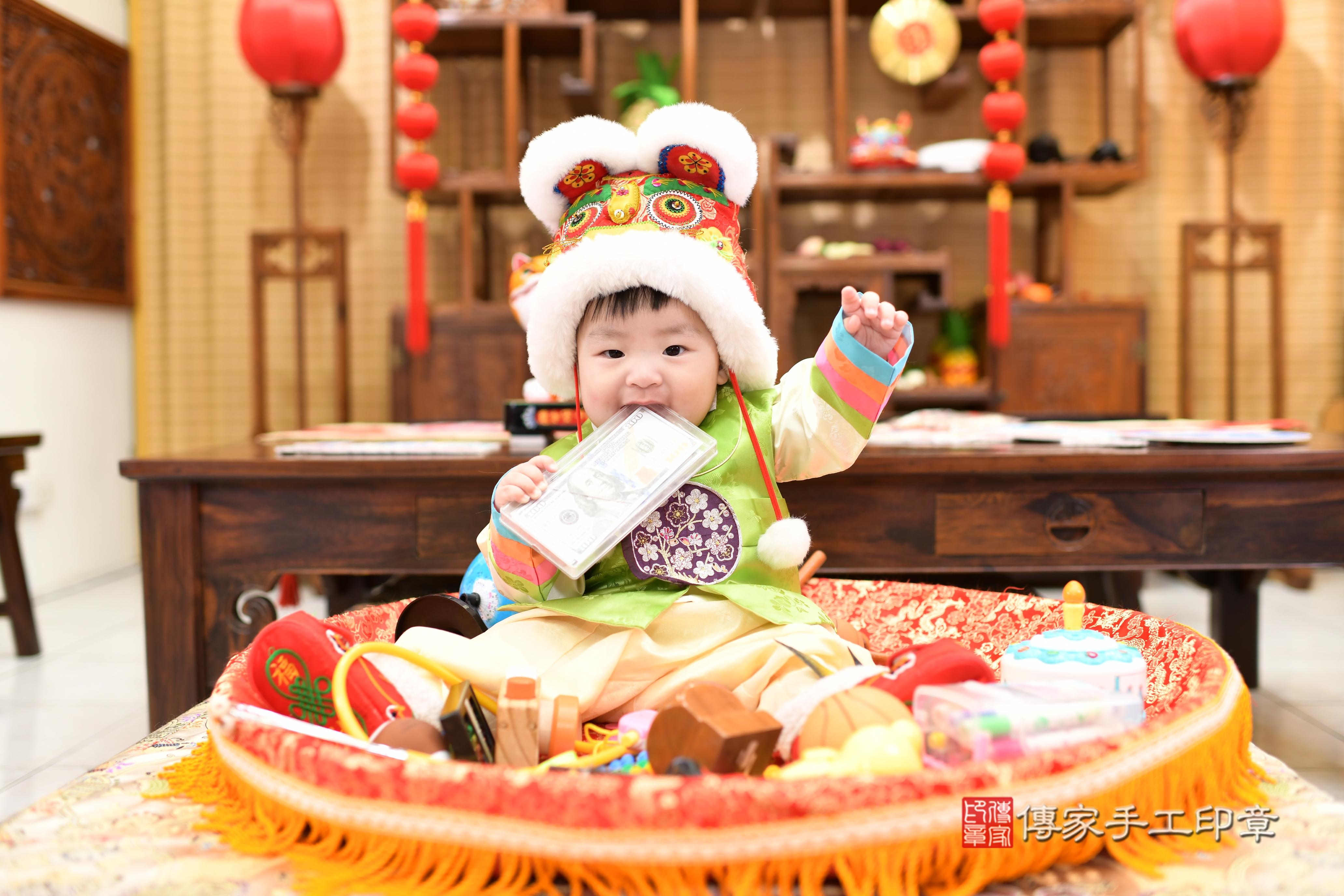 傳家手工印章台南店、抓周、度脺、中國風會場、傳家嬰兒古禮、吉祥話、抓周道具物品24種、拍照。抓周證書。寶寶抓周、滿周歲、生日快樂、祝福